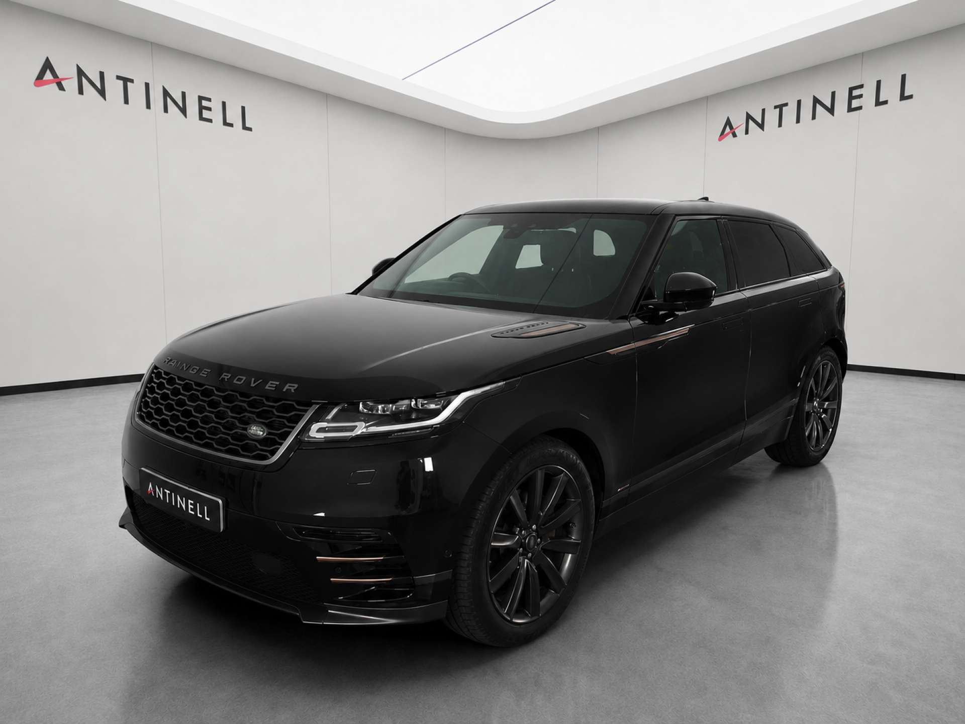 LAND ROVER Range Rover Velar R Dynamic HSE — front three-quarter view
