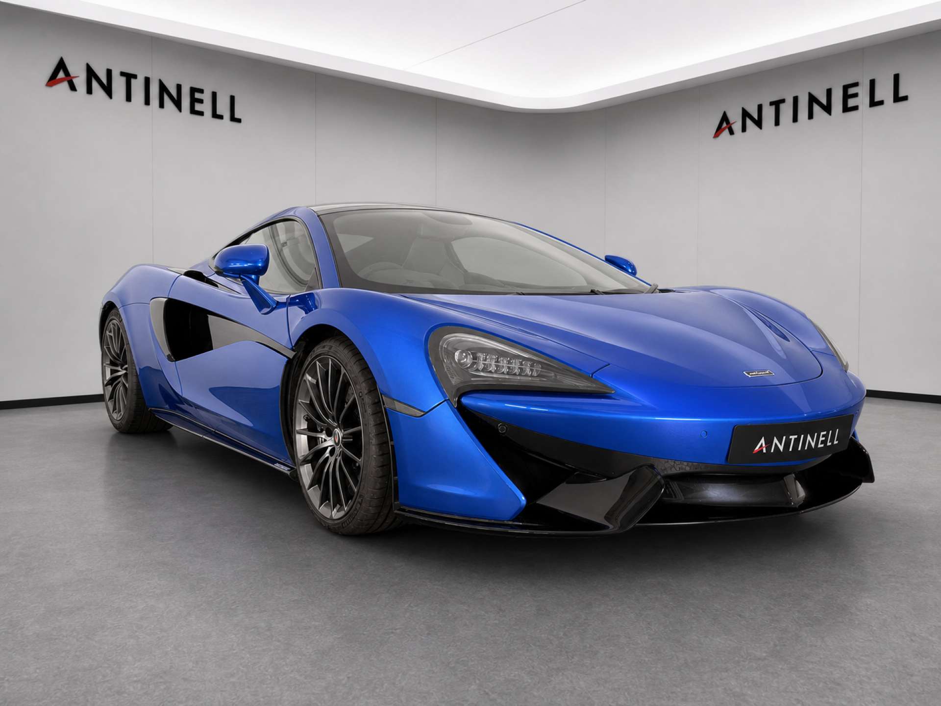 McLaren 570GT — front three-quarter view