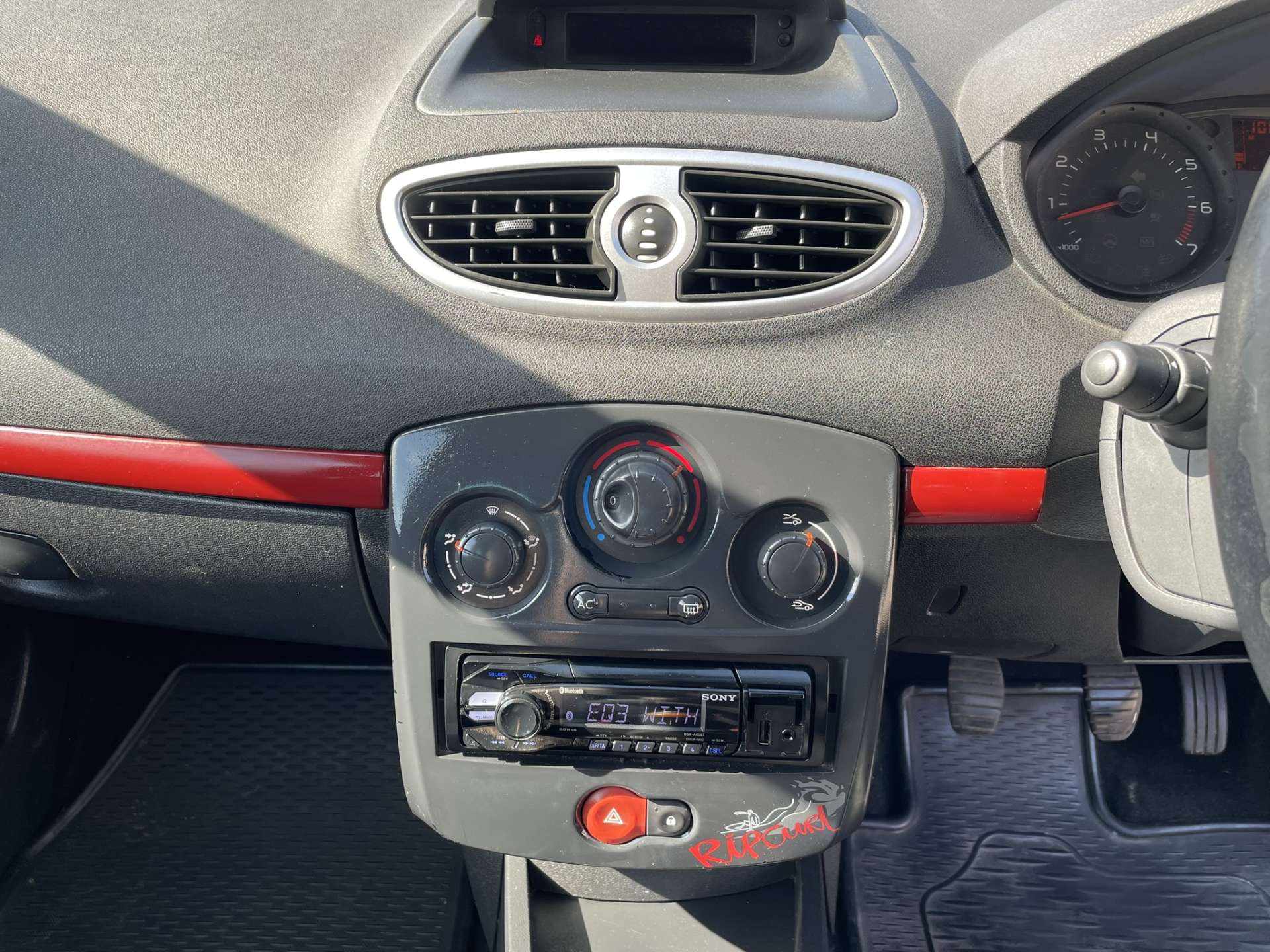 RENAULT CLIO 1.1 Clio Rip Curl 16v 3dr #12