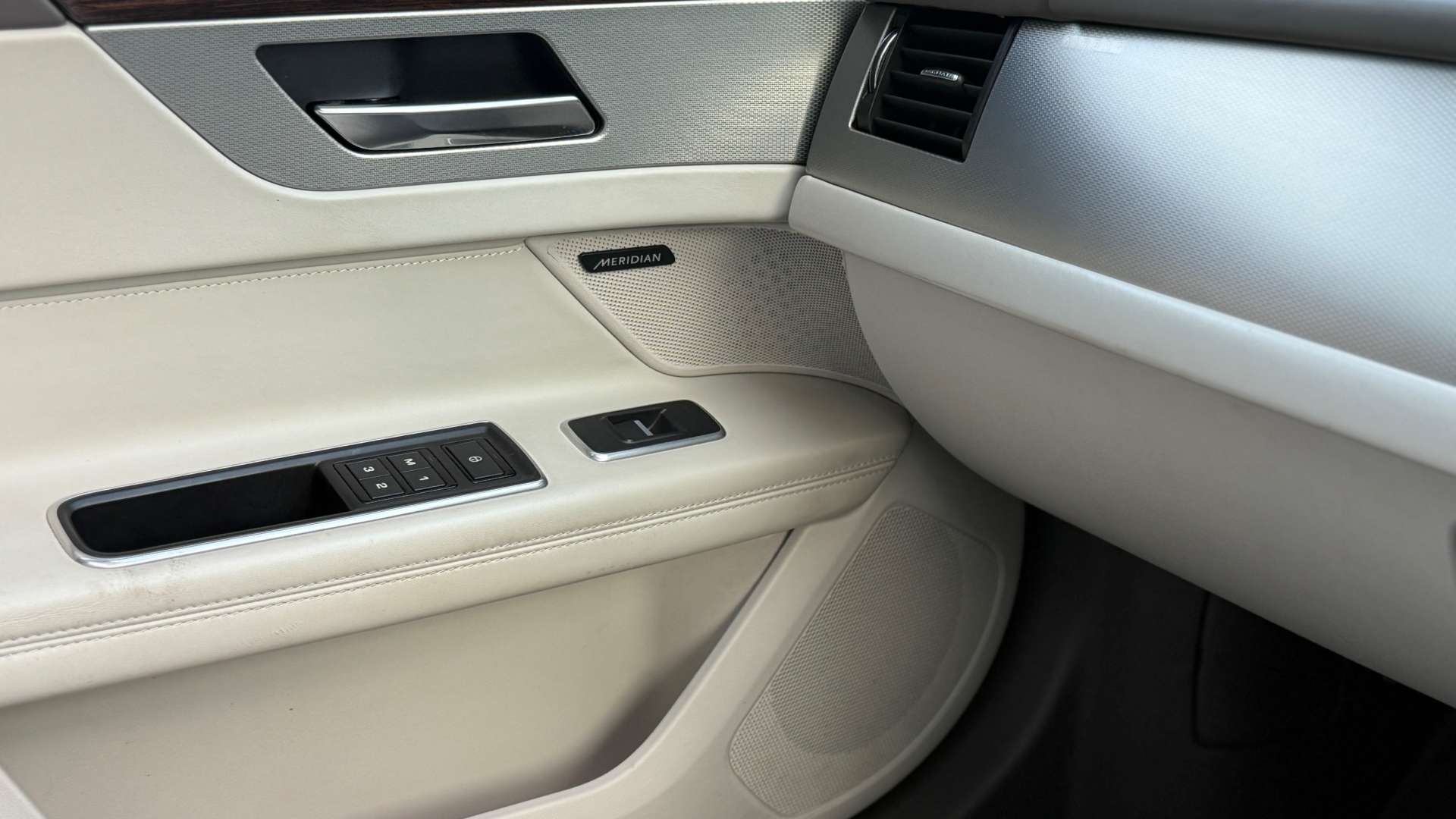 JAGUAR XF 2.0 XF Portfolio D AWD Auto 4WD 4dr #41