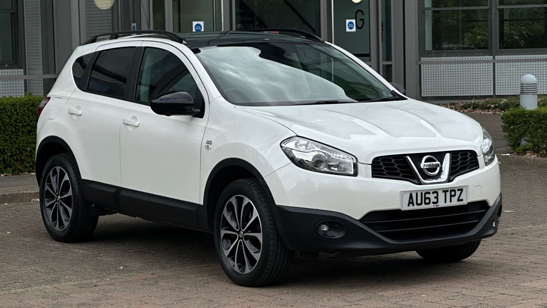 2013 QASHQAI 1.6 QASHQAI 360 CVT 5DR 47,000 MILES 2013 AUTOMATIC PETROL WHITE 7,500... photo