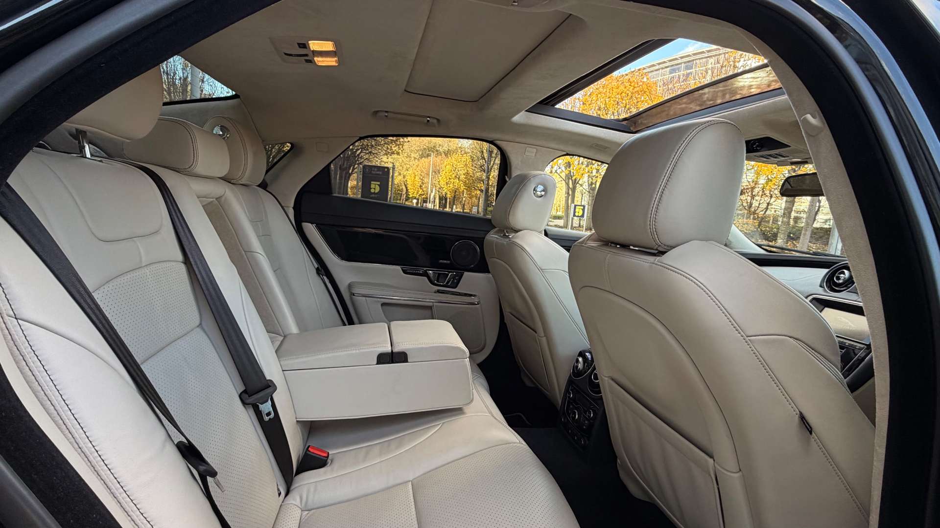 JAGUAR XJ 3.0 XJ R-Sport V6 Auto 4dr #26