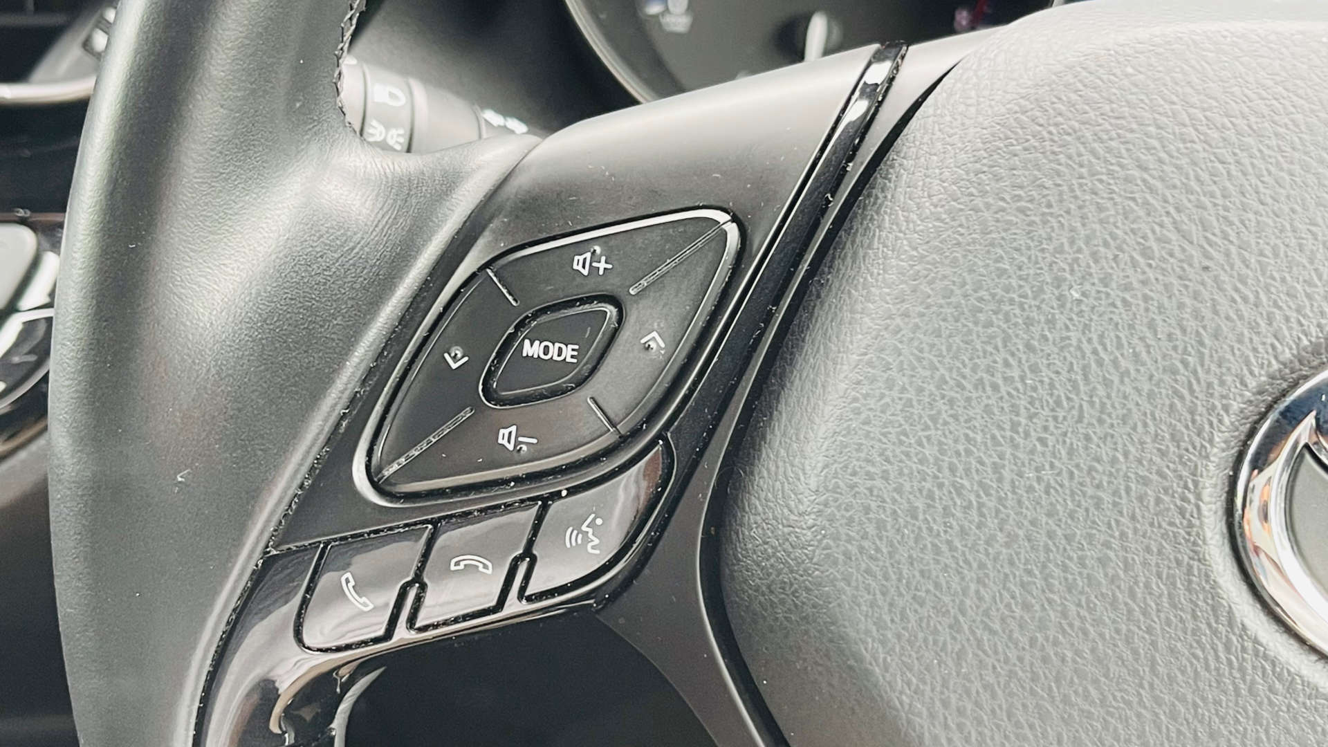 TOYOTA C-HR 1.2 C-HR Icon CVT 5dr #24