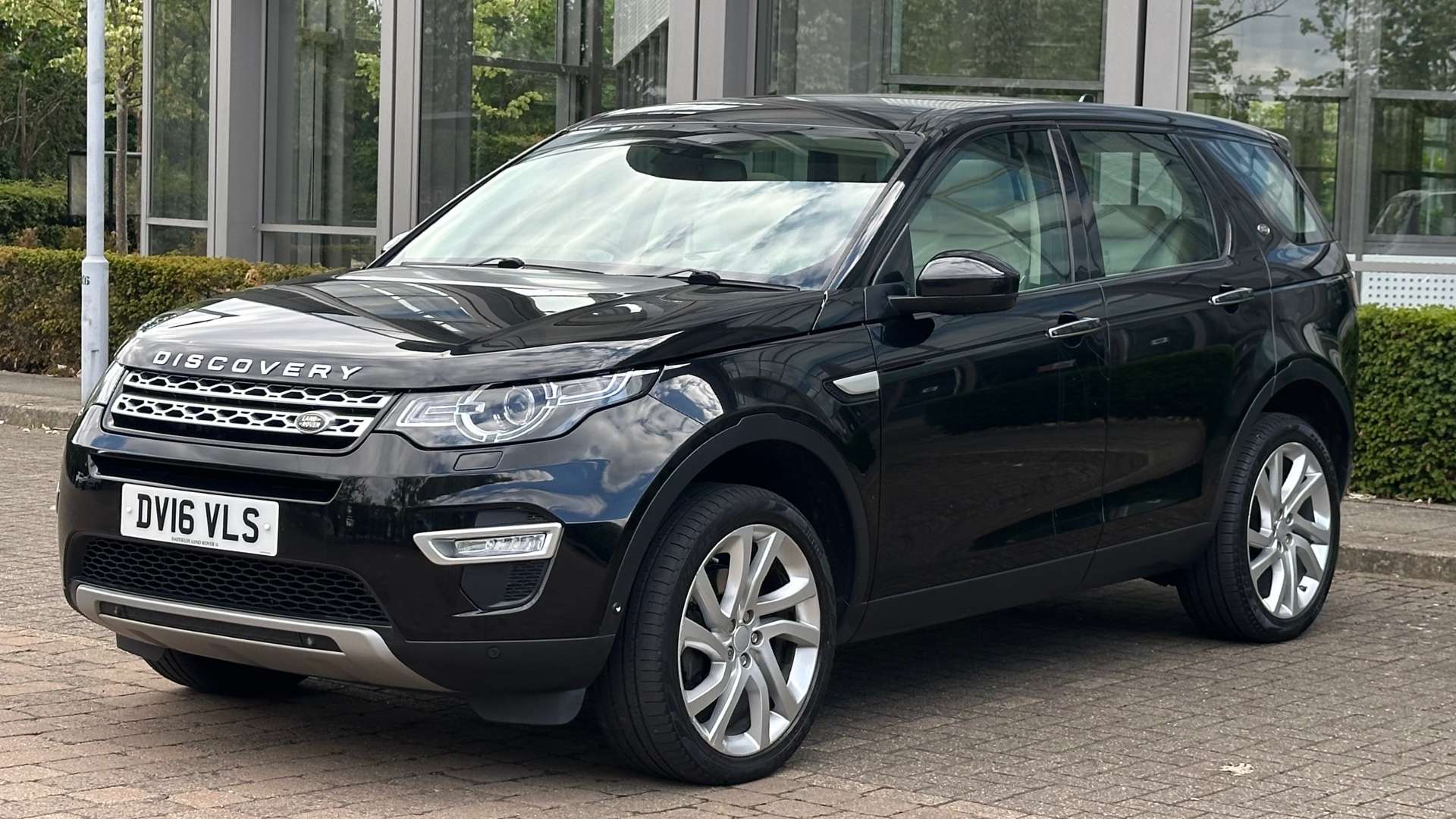 LAND ROVER DISCOVERY SPORT 2.0 Discovery Sport Luxury HSE TD4 Auto 4WD 5dr #2