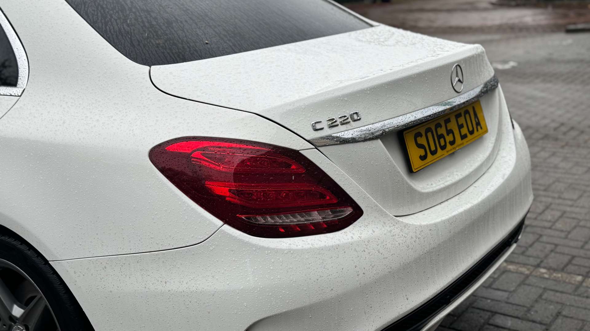 MERCEDES-BENZ C-CLASS 2.1 C220 AMG Line Premium+ Bluetec Auto 4dr #3