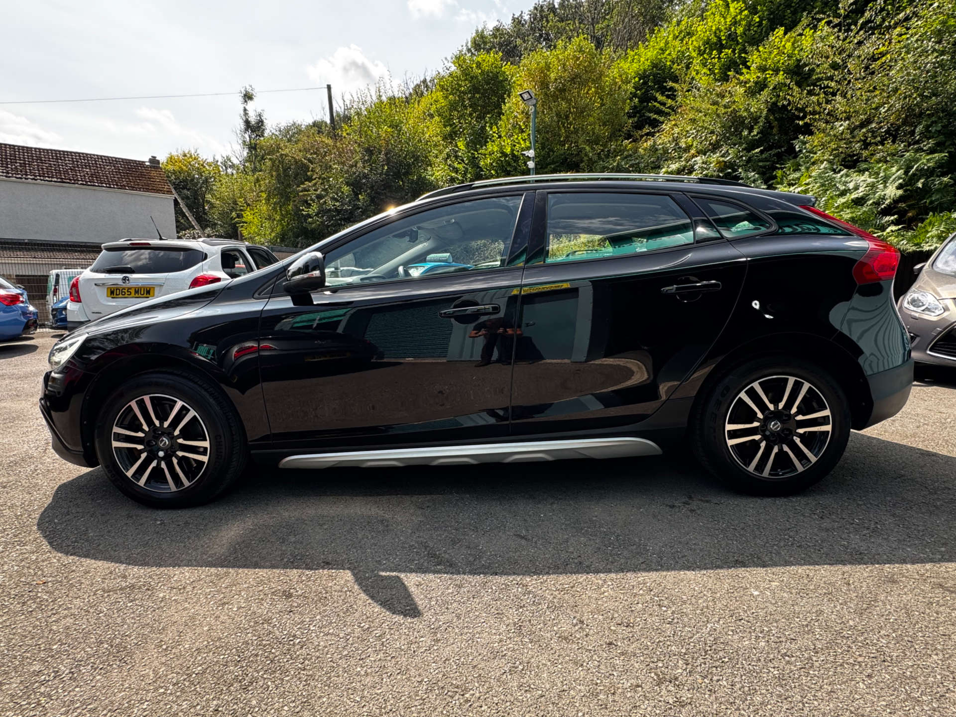 VOLVO V40 2.0 V40 Cross Country Nav+ D2 5dr #3
