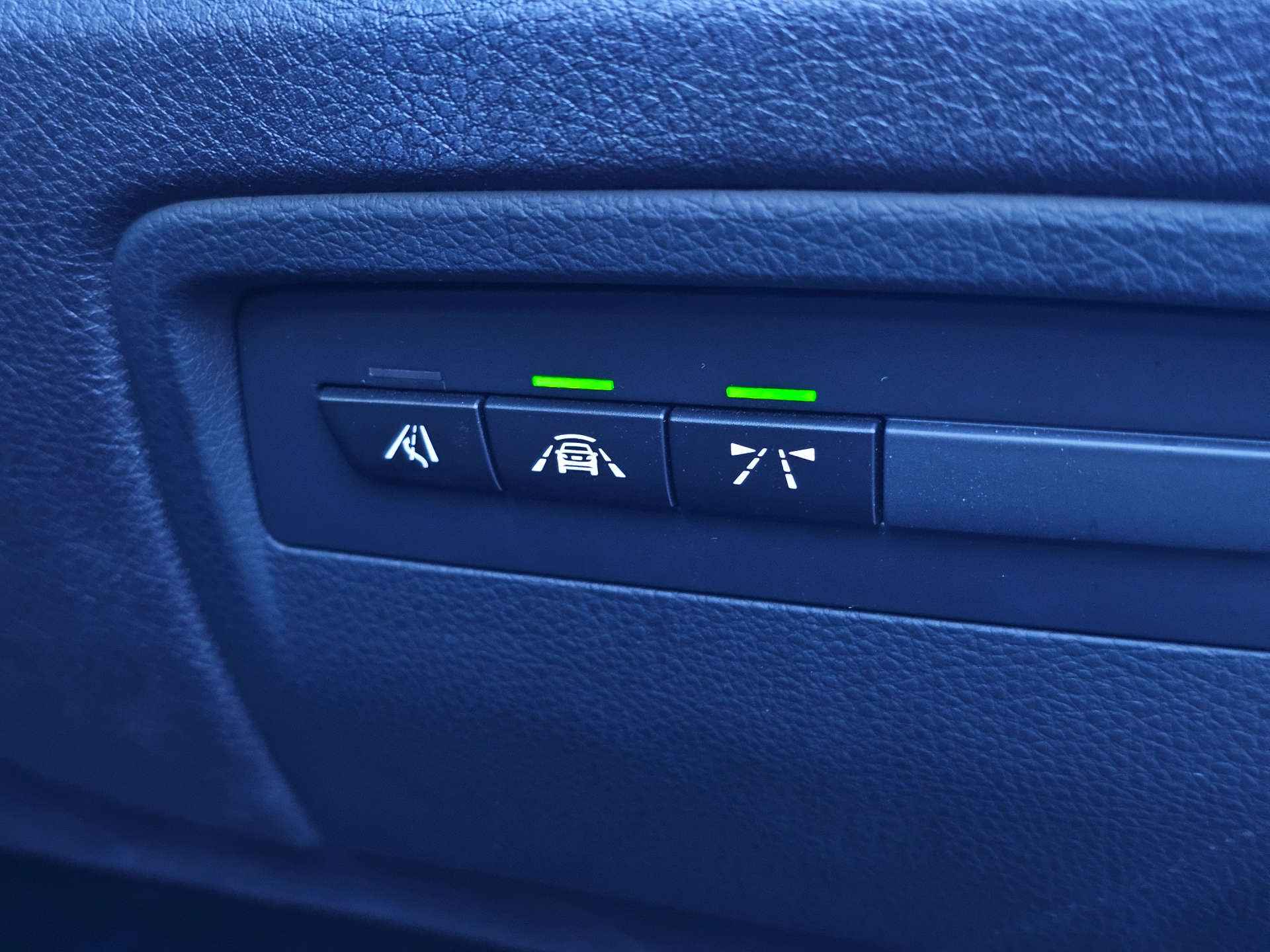 BMW 3 SERIES 1.5 318i Luxury Auto Euro 6 (s/s) 4dr #25