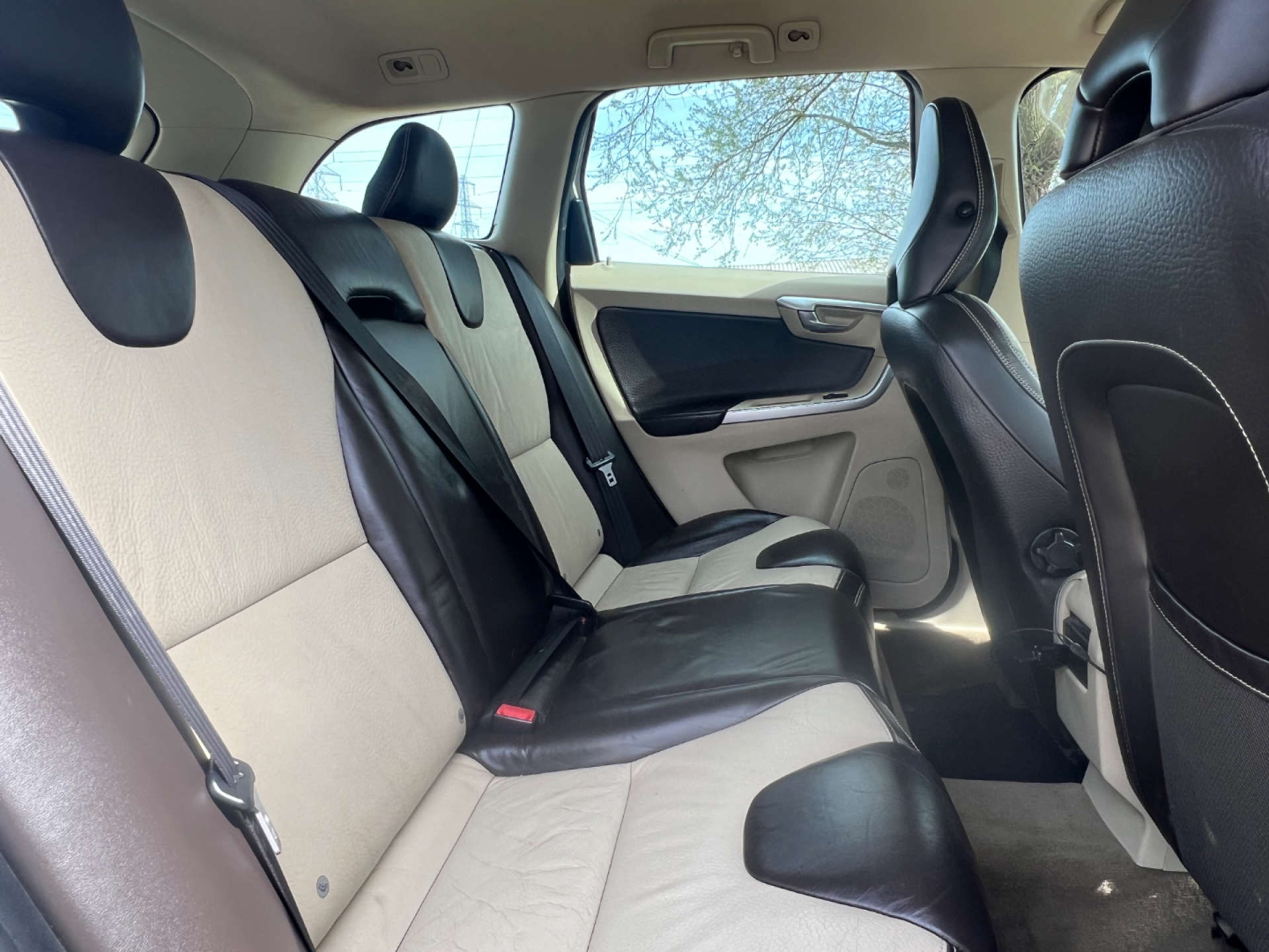 VOLVO XC60 2.4 XC60 SE Premium AWD D5 Auto 4WD 5dr #10