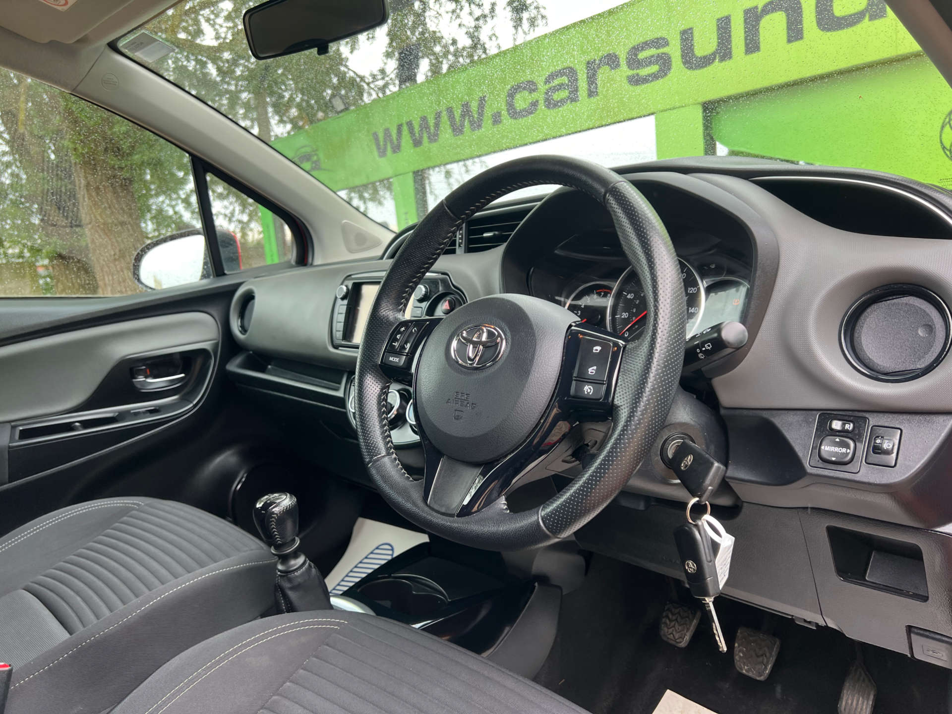 TOYOTA YARIS 1.3 Yaris Design VVT-i 5dr #1
