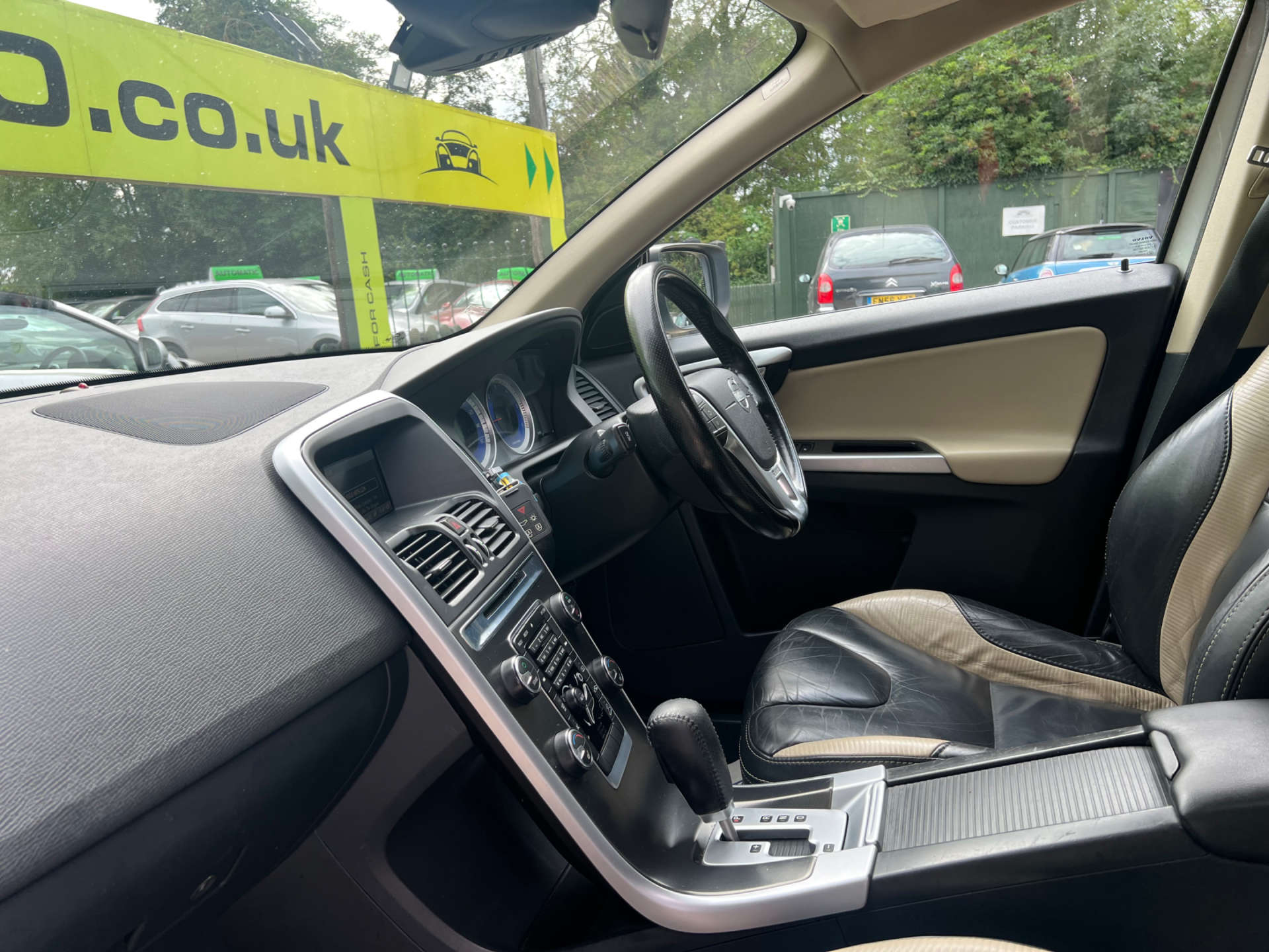 VOLVO XC60 2.4 XC60 R-Design D5 AWD Auto 4WD 5dr #14
