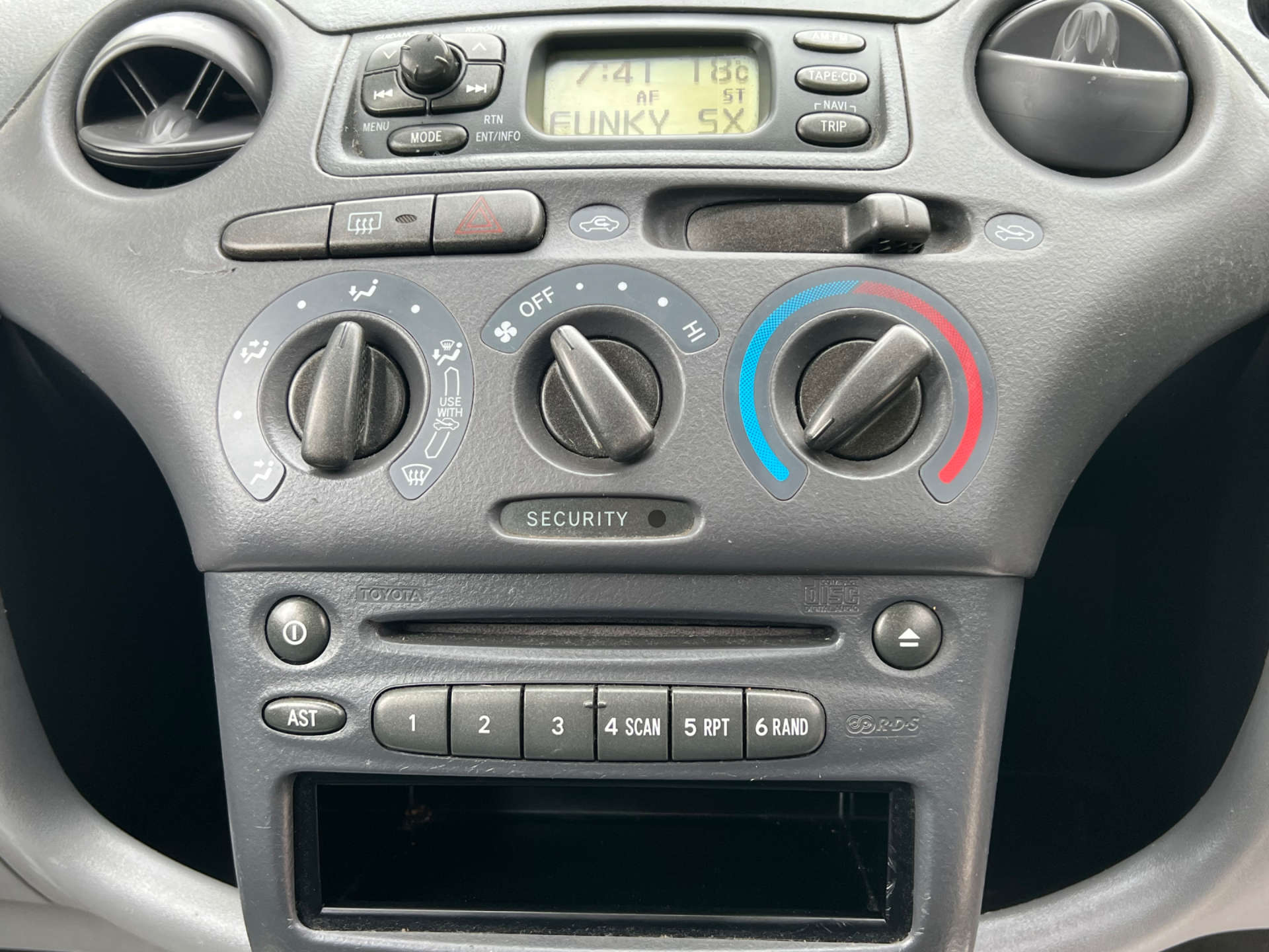 TOYOTA YARIS 1.0 Yaris VVTi Colour Collection 5dr #2