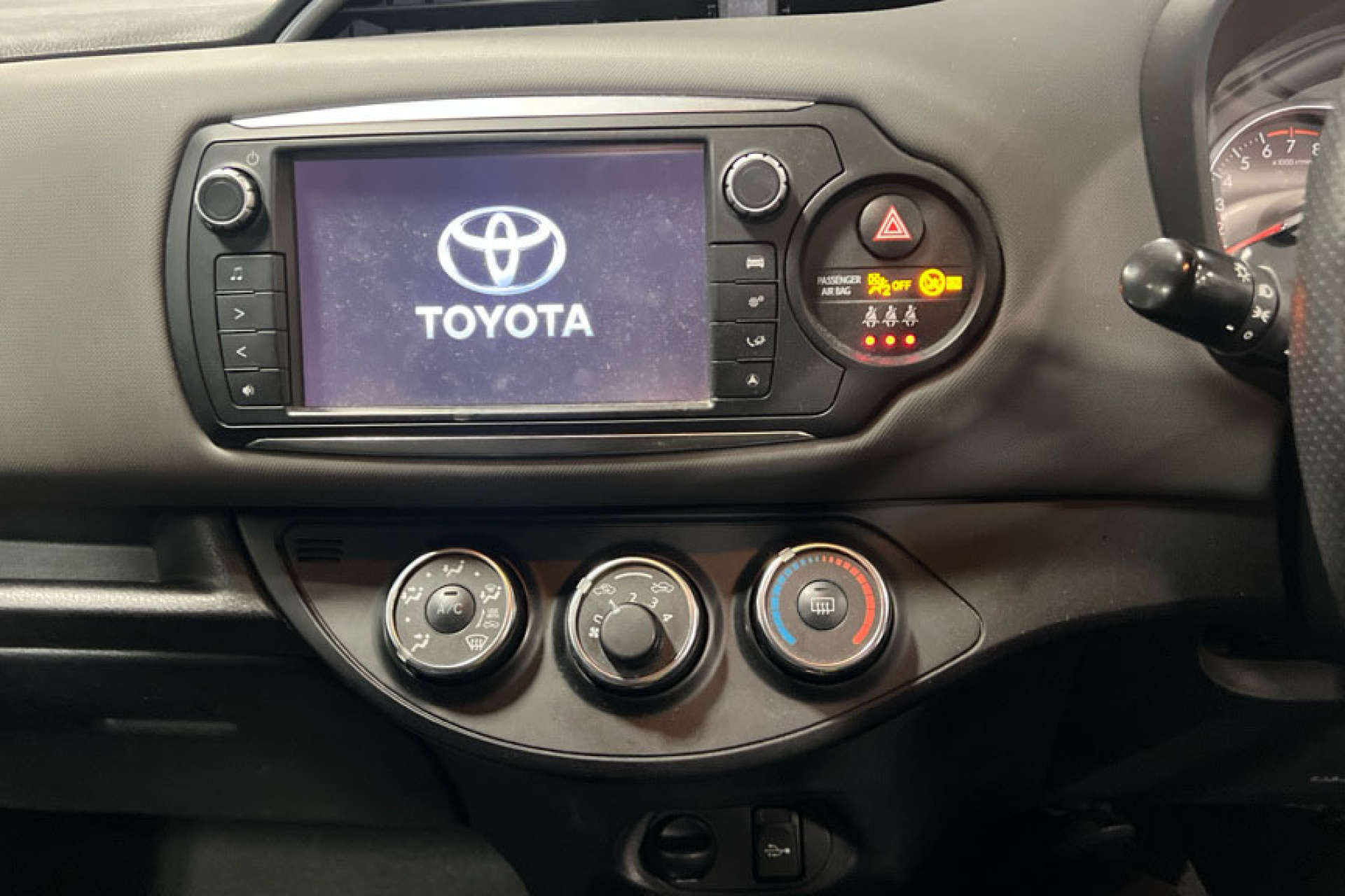 TOYOTA YARIS 1.3 Yaris Design VVT-i 5dr #1