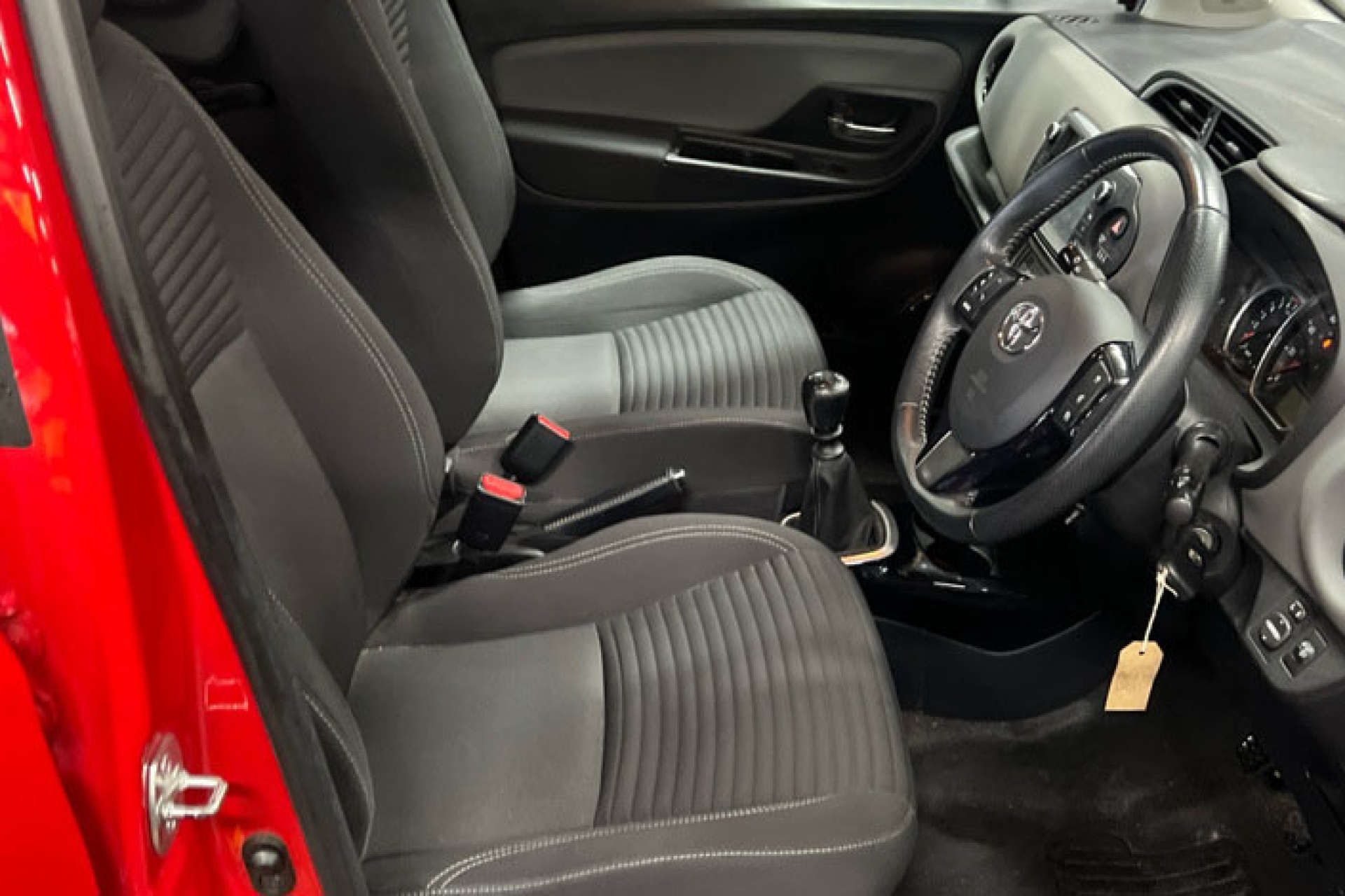 TOYOTA YARIS 1.3 Yaris Design VVT-i 5dr #2
