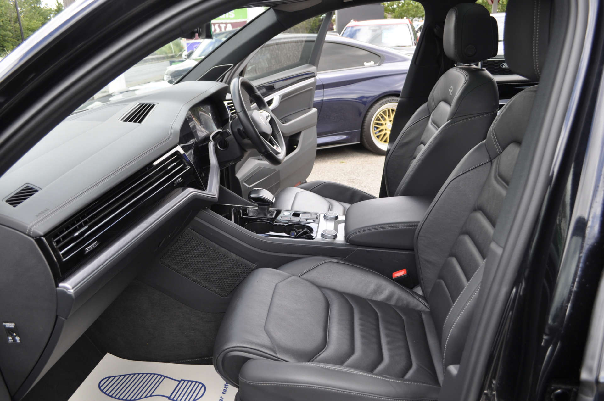 VOLKSWAGEN TOUAREG 3.0 Touareg V6 Black Edition TDI Auto 4WD 5dr #17