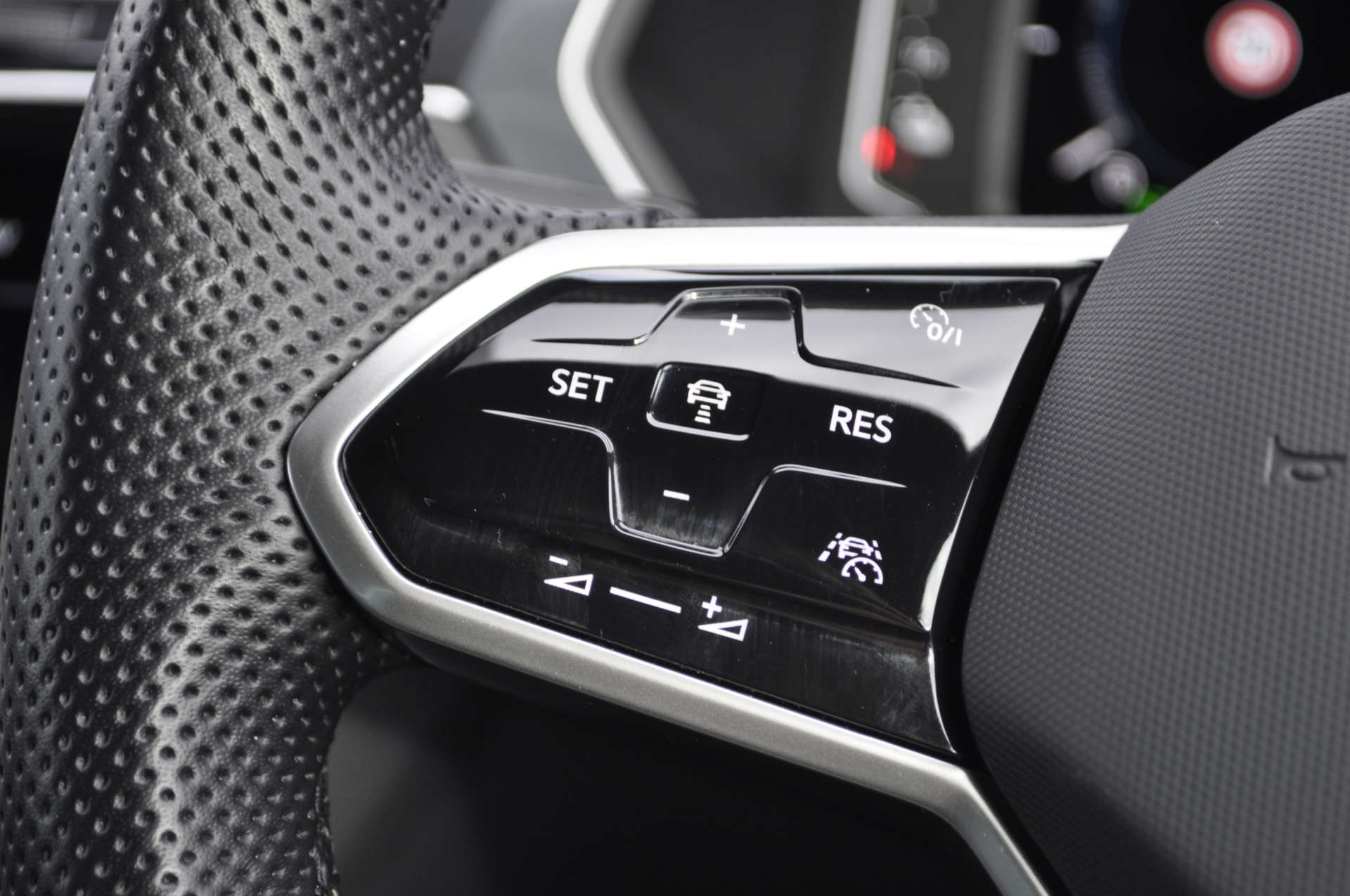 VOLKSWAGEN TIGUAN 1.4 Tiguan R-Line TSi PHEV Semi-Auto 5dr #17