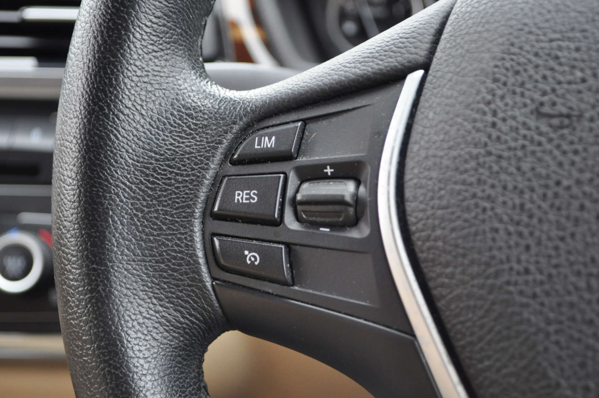 BMW 3 SERIES 2.0 320d Luxury Touring Auto 5dr #17