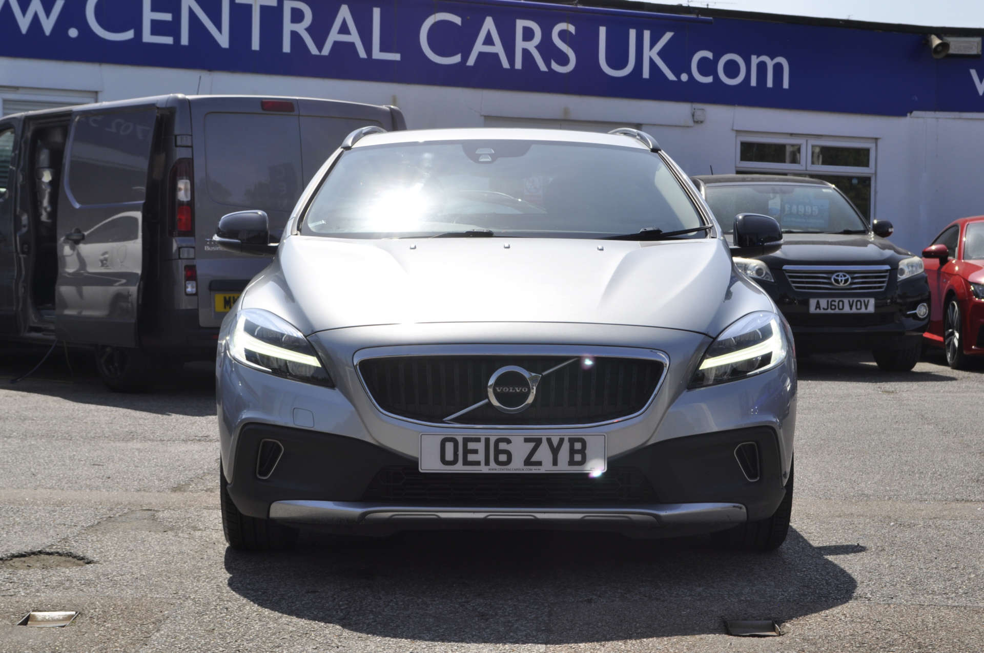 VOLVO V40 2.0 V40 Cross Country Nav+ D2 Auto 5dr #2