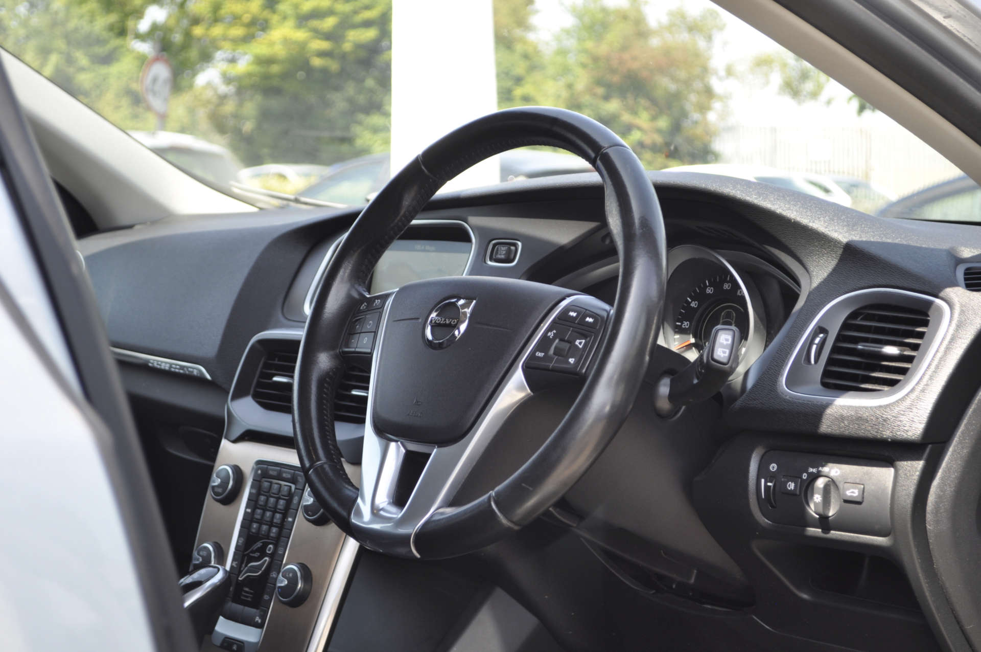 VOLVO V40 2.0 V40 Cross Country Nav+ D2 Auto 5dr #6