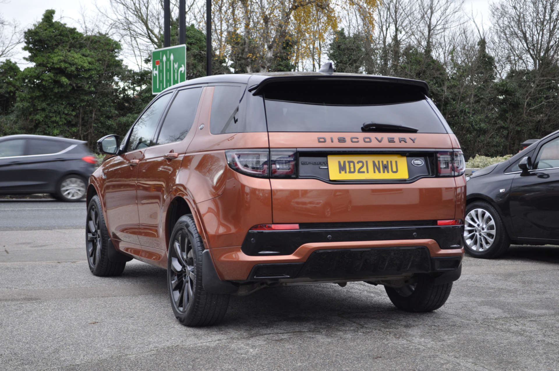 LAND ROVER DISCOVERY SPORT 2.0 Discovery Sport Black MHEV Auto 4WD 5dr #4