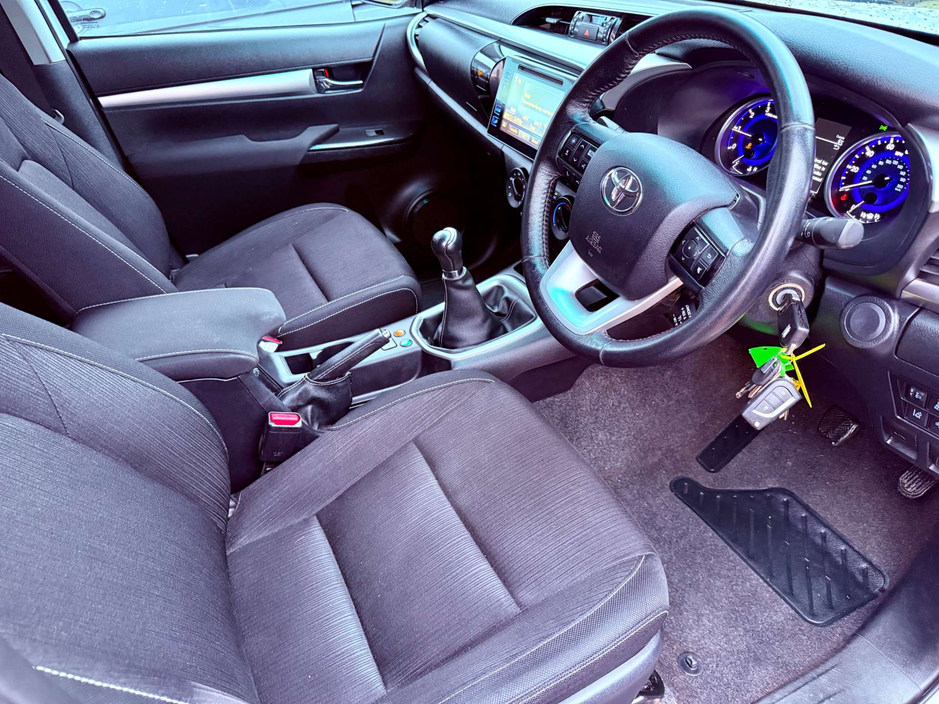 TOYOTA HILUX 2.4 Icon D-4D 4WD Utuility Body 4WD #5