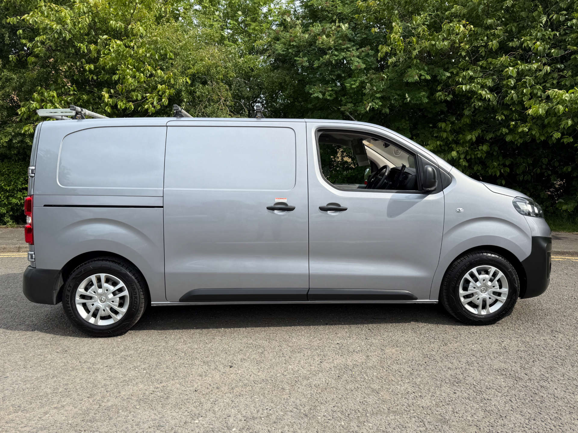 VAUXHALL VIVARO F2700 Dynamic L1 with BOTT racking #26