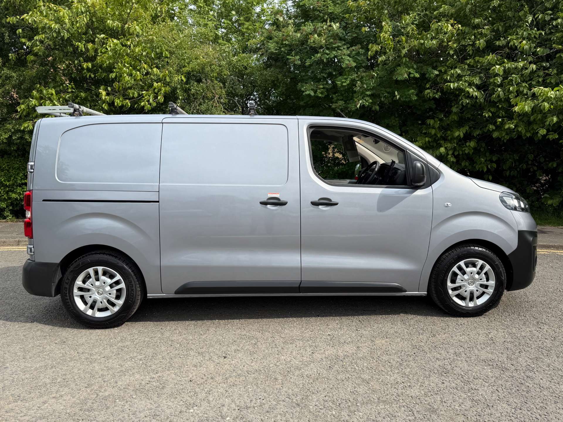 VAUXHALL VIVARO F2700 Dynamic L1 with BOTT racking #22