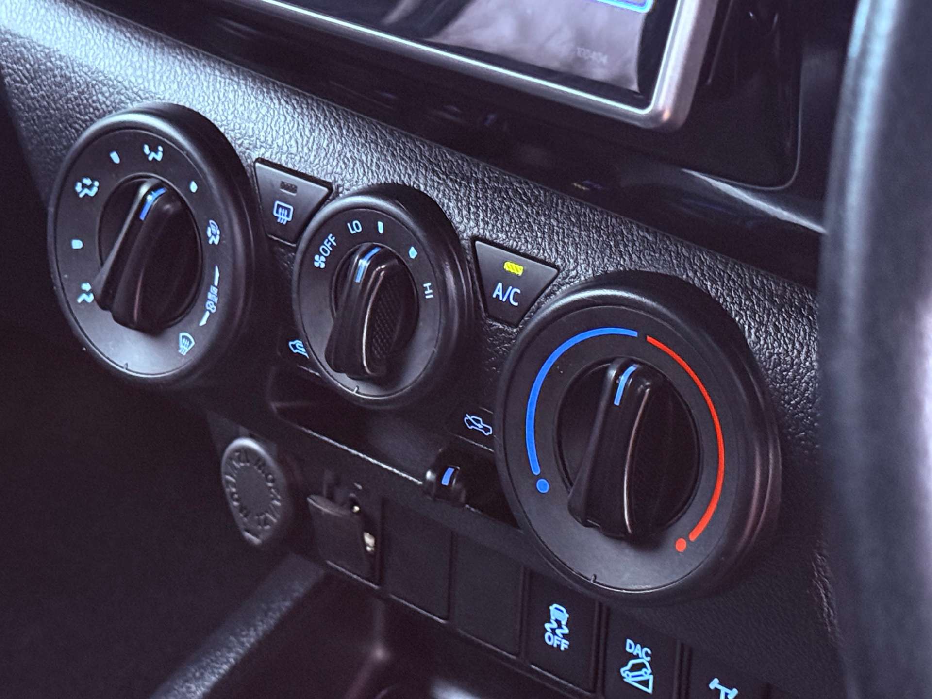 TOYOTA HILUX 2.4 Icon D-4D 4WD Utuility Body 4WD #16