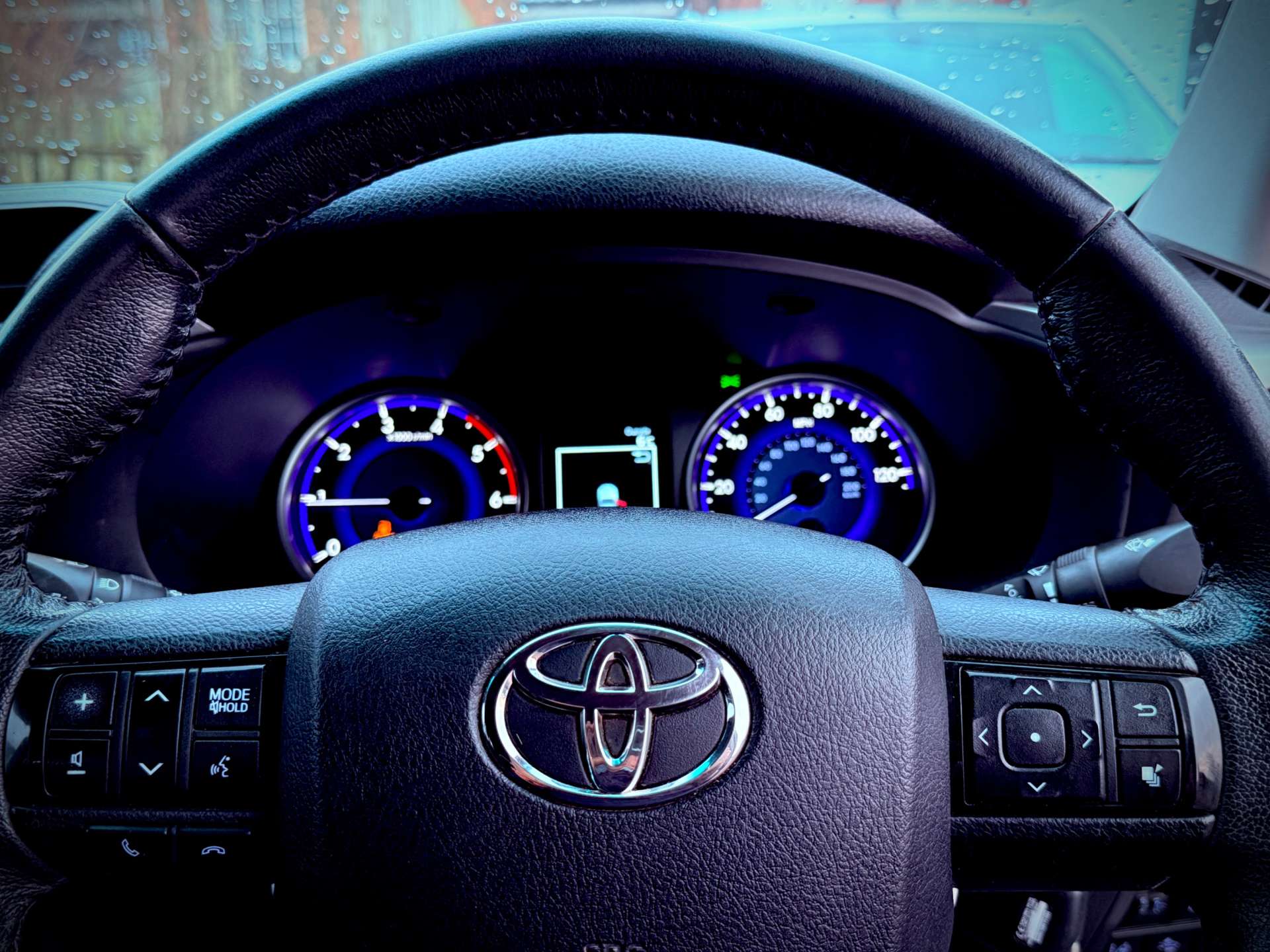 TOYOTA HILUX 2.4 Icon D-4D 4WD Utuility Body 4WD #17