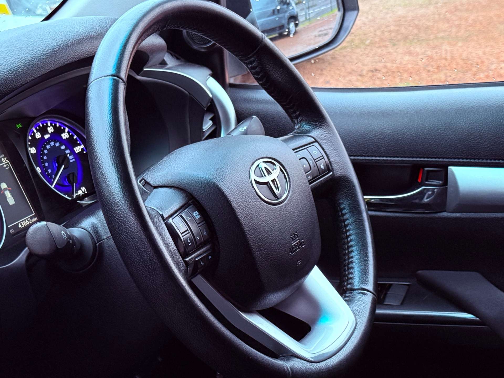 TOYOTA HILUX 2.4 Icon D-4D 4WD Utuility Body 4WD #23