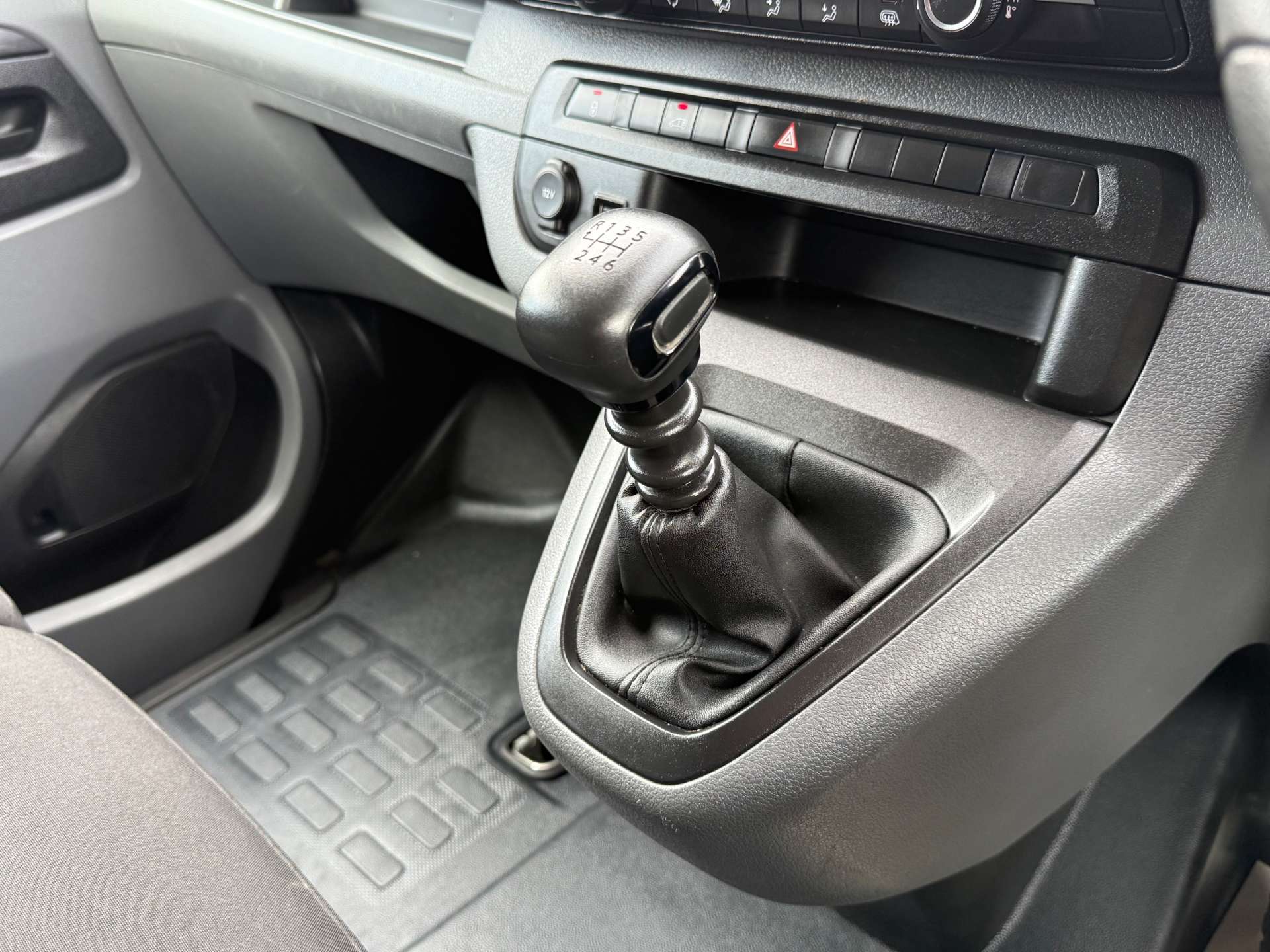 VAUXHALL VIVARO F3100 Sportive L2 #22