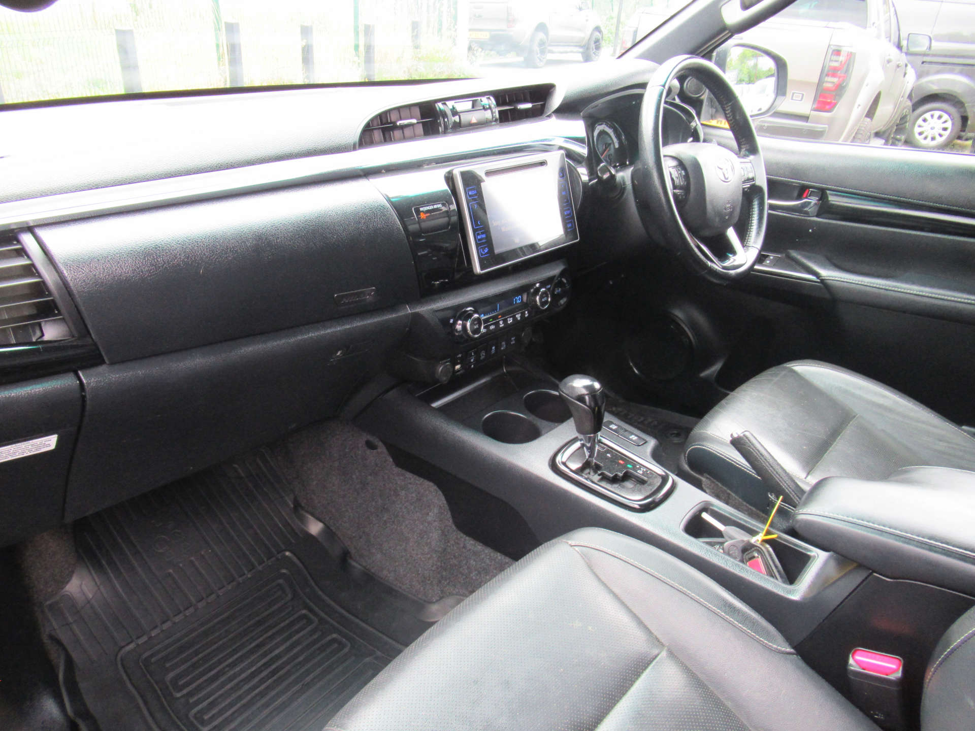 TOYOTA HILUX 2.4 HI-Luxury Invincible X D-4D 4WD Double Cab Auto 4WD 5dr #4