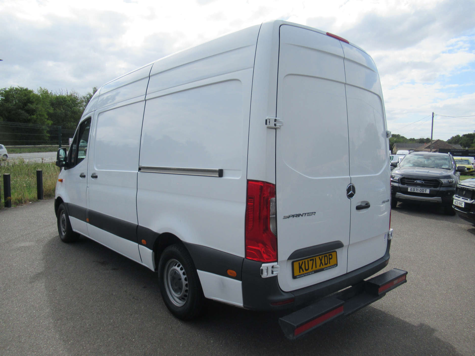 MERCEDES-BENZ sprinter 315 progressive mwb fridge freezer van with overnight standby #8