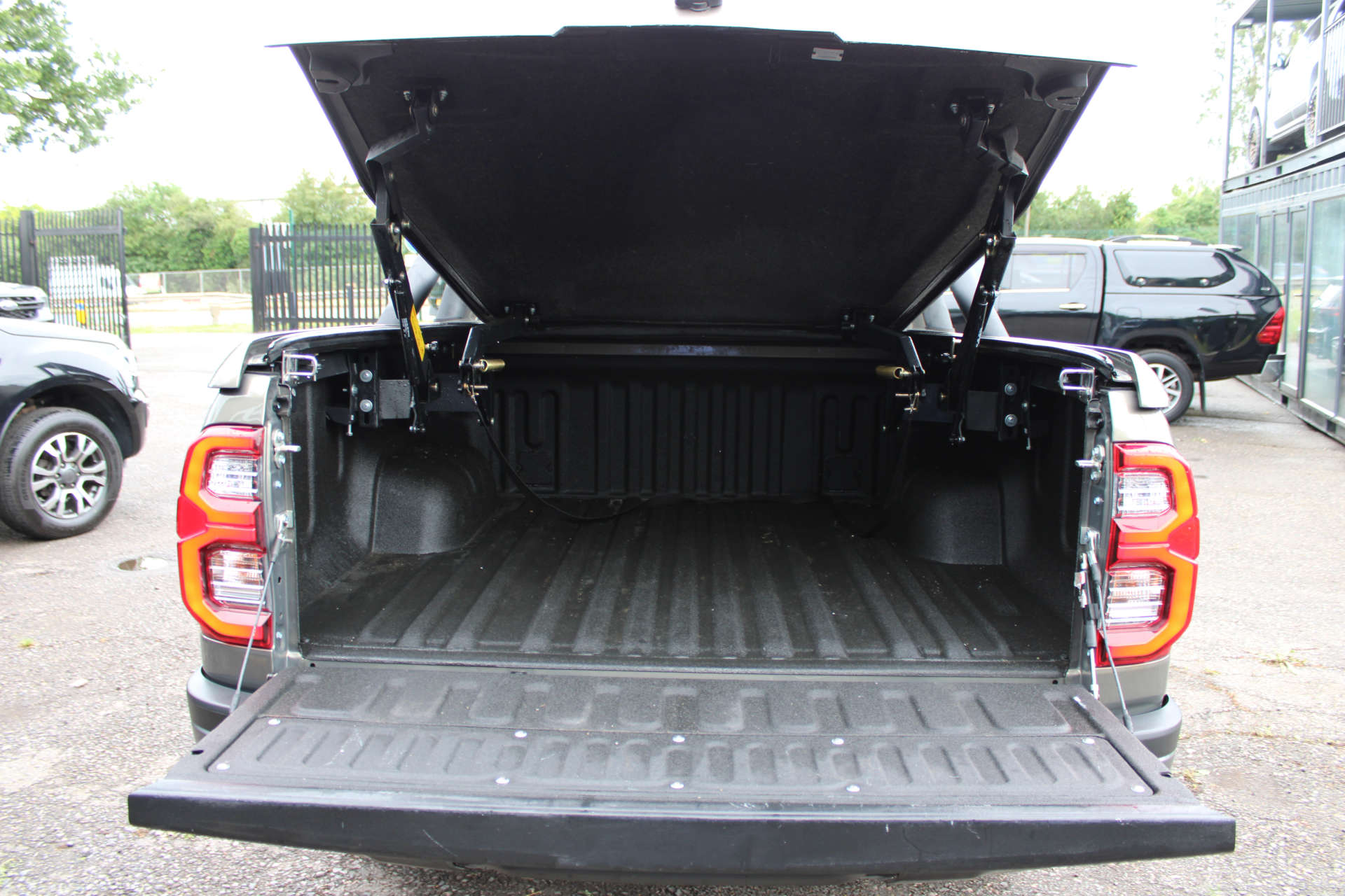 TOYOTA HILUX 2.8 HI-Luxury Invincible X D-4D 4WD Double Cab Auto 4WD 5dr #37