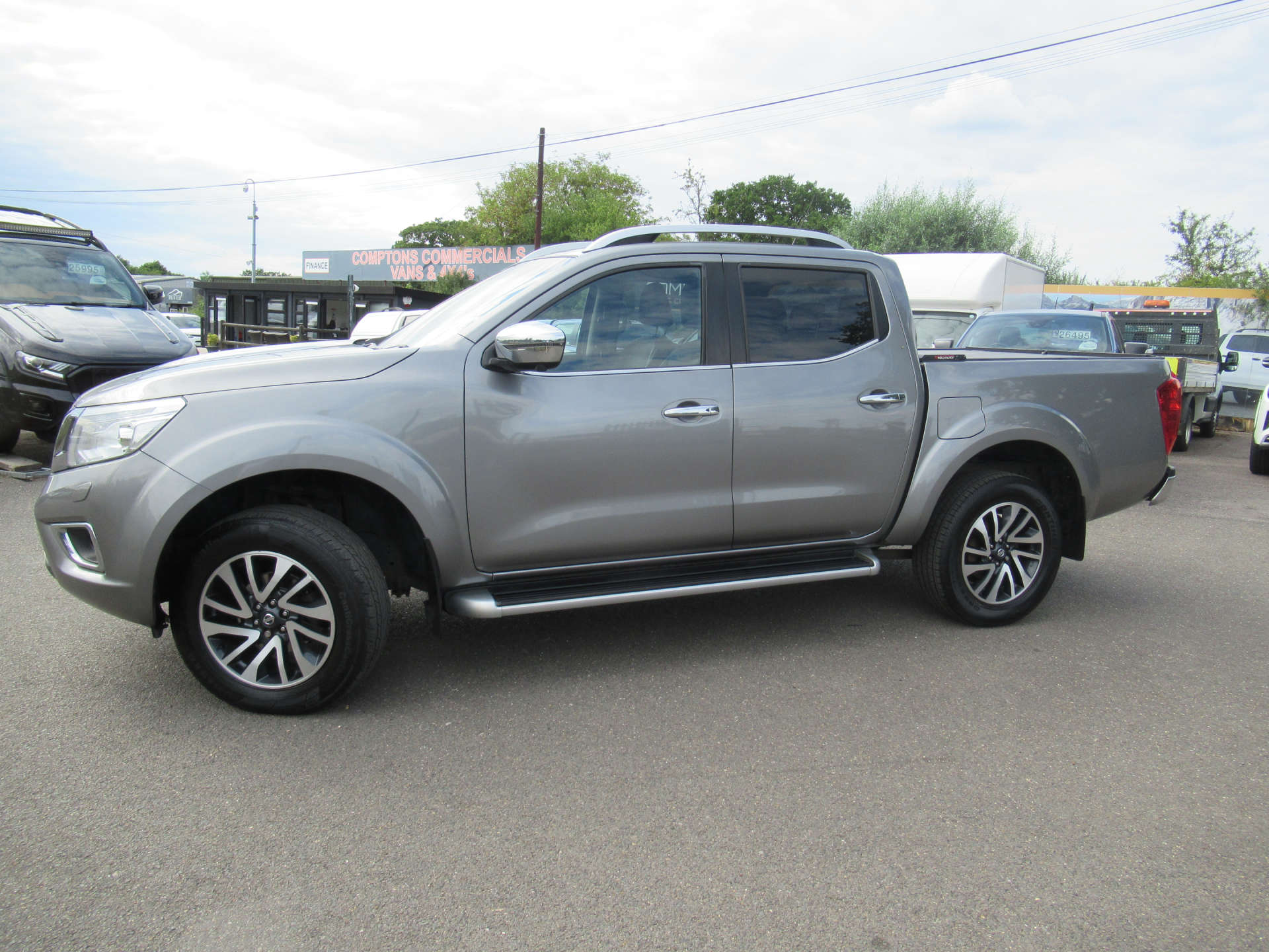 NISSAN NAVARA 2.3 Navara Tekna dCi Auto 4WD 5dr #2