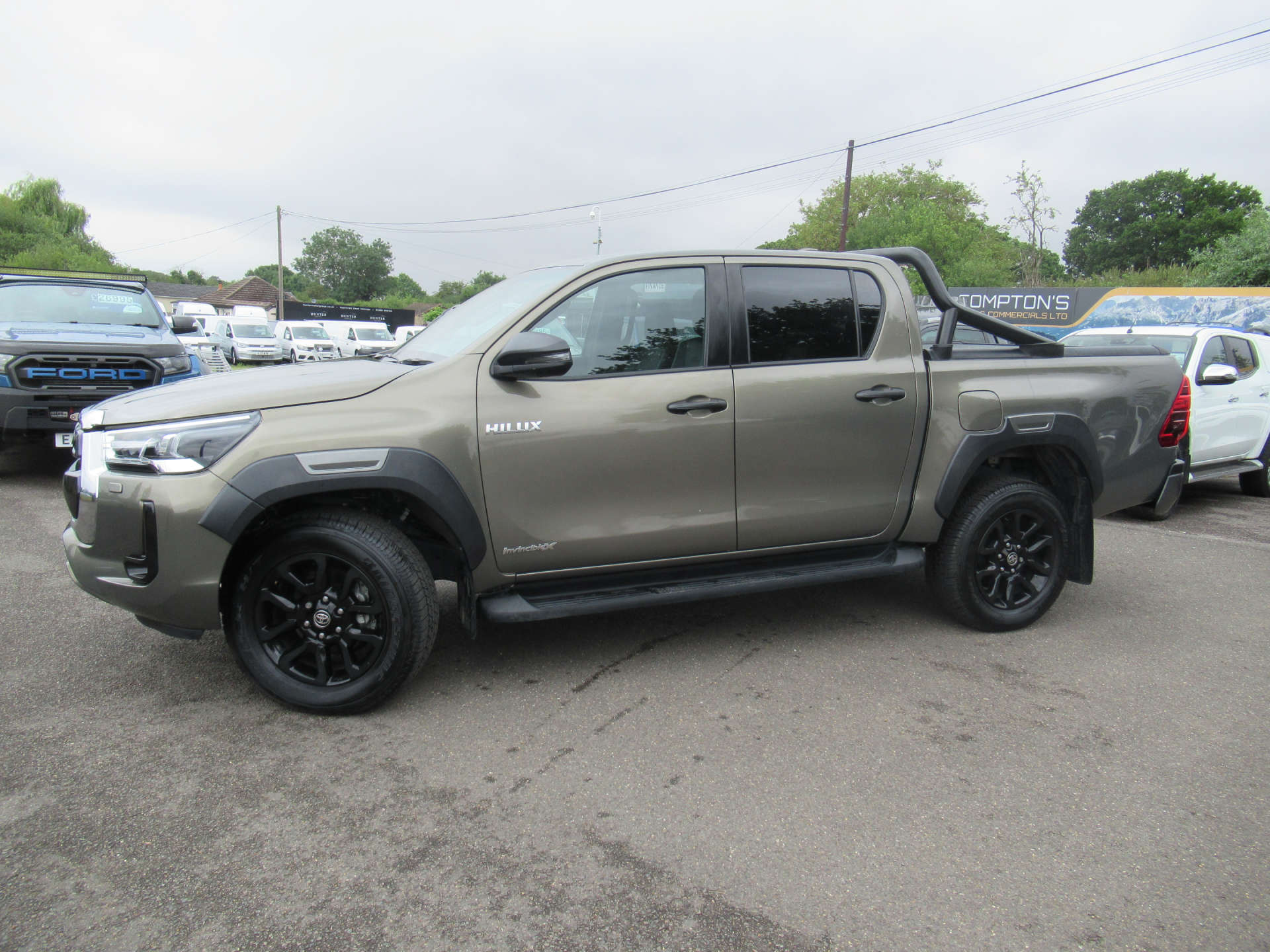 TOYOTA HILUX 2.8 HI-Luxury Invincible X D-4D 4WD Double Cab Auto 4WD 5dr #2
