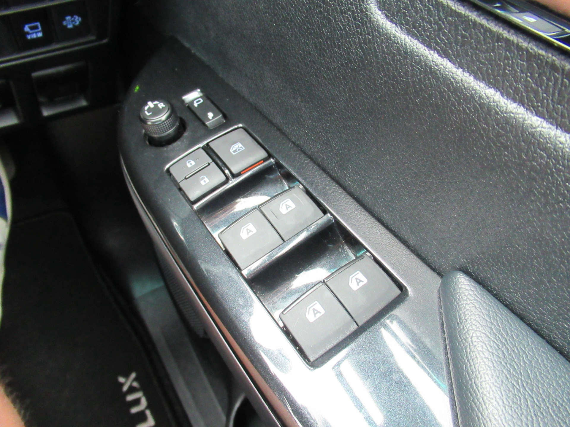 TOYOTA HILUX 2.8 HI-Luxury Invincible X D-4D 4WD Double Cab Auto 4WD 5dr #23