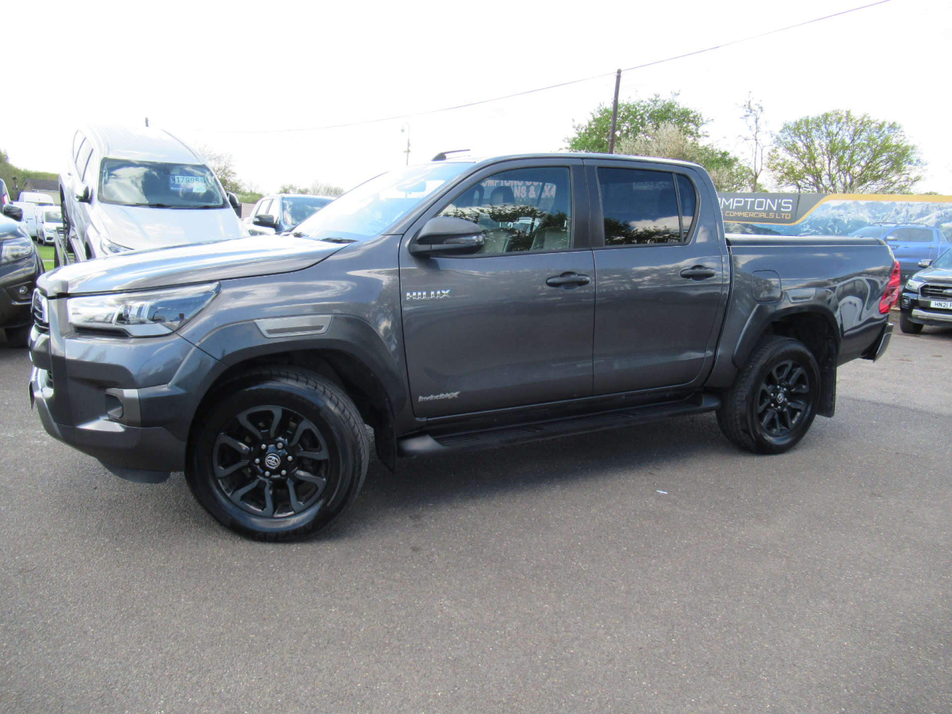 TOYOTA HILUX 2.8 HI-Luxury Invincible X D-4D 4WD Double Cab Auto 4WD 5dr #2