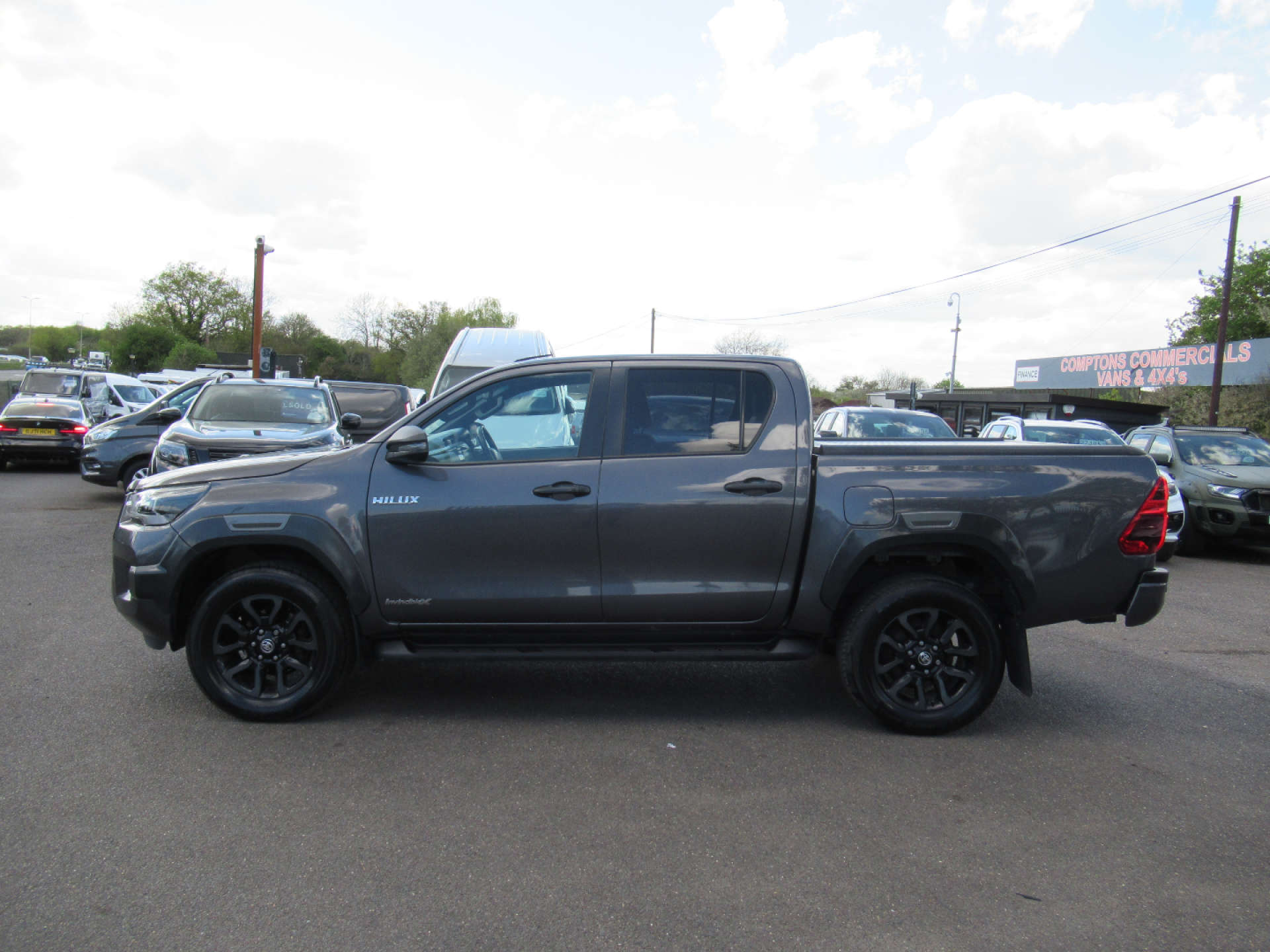 TOYOTA HILUX 2.8 HI-Luxury Invincible X D-4D 4WD Double Cab Auto 4WD 5dr #3