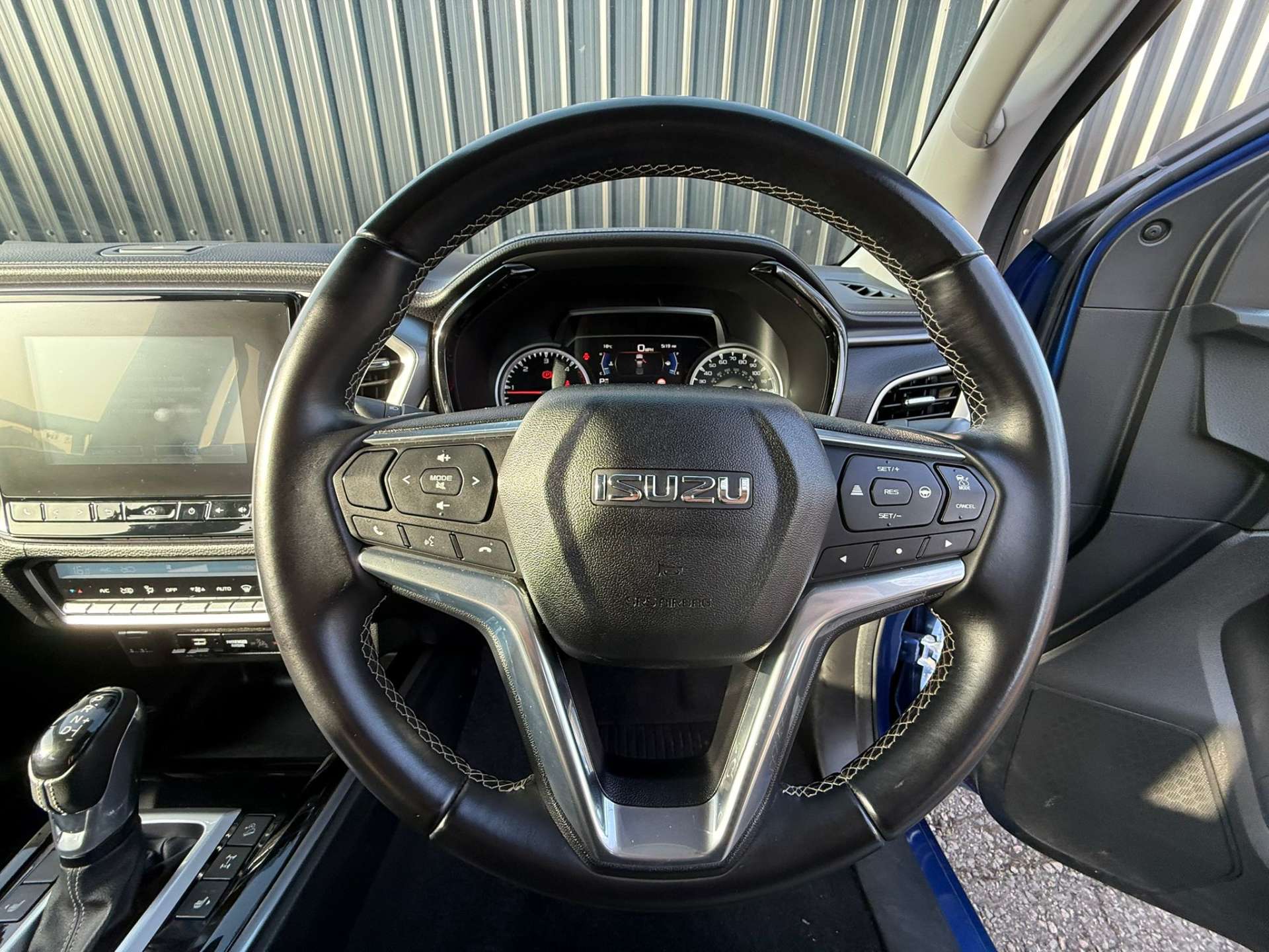 ISUZU D-MAX 1.9 D-Max DL40 Auto 4WD #2