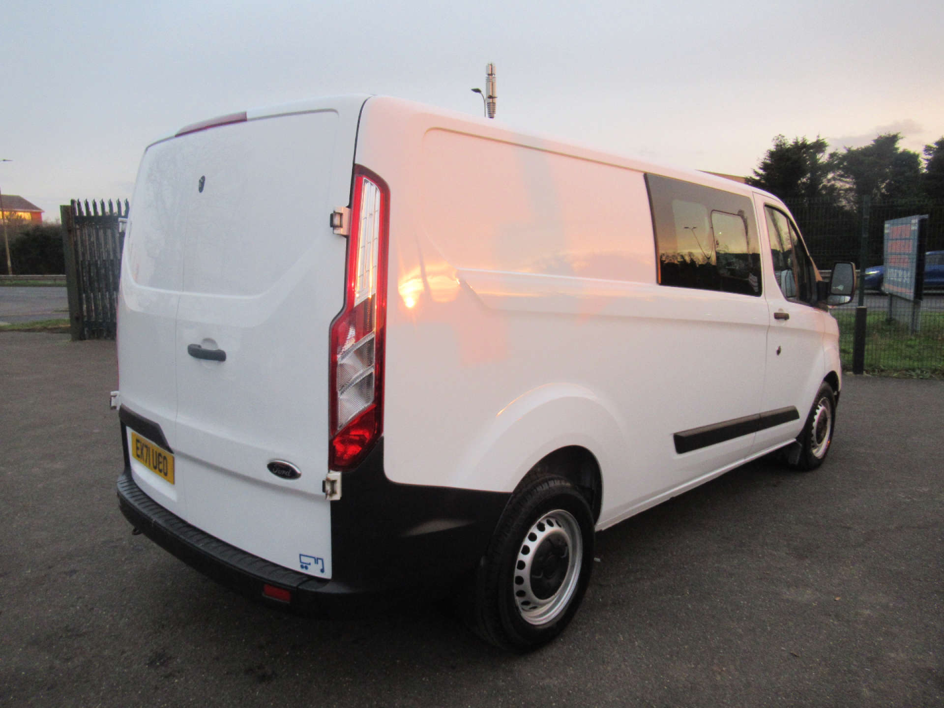 FORD TRANSIT CUSTOM 2.0 320 EcoBlue Leader Crew Van Double Cab 5dr Diesel Manual L2 H1 Euro 6 (s/s) (130 ps) #10