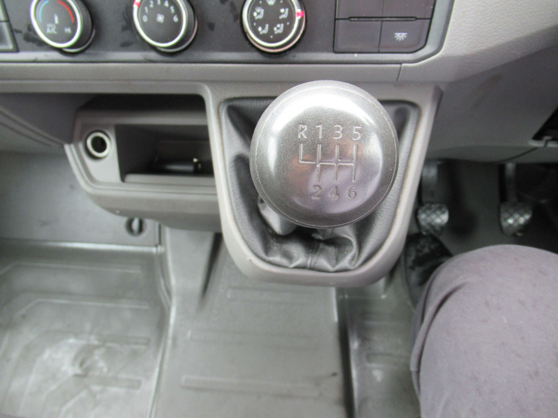 VOLKSWAGEN CRAFTER 2.0 TDI CR35 Startline Luton 2dr Diesel Manual LWB Euro 6 (s/s) (ETG, Tail Lift) (140 ps) #16