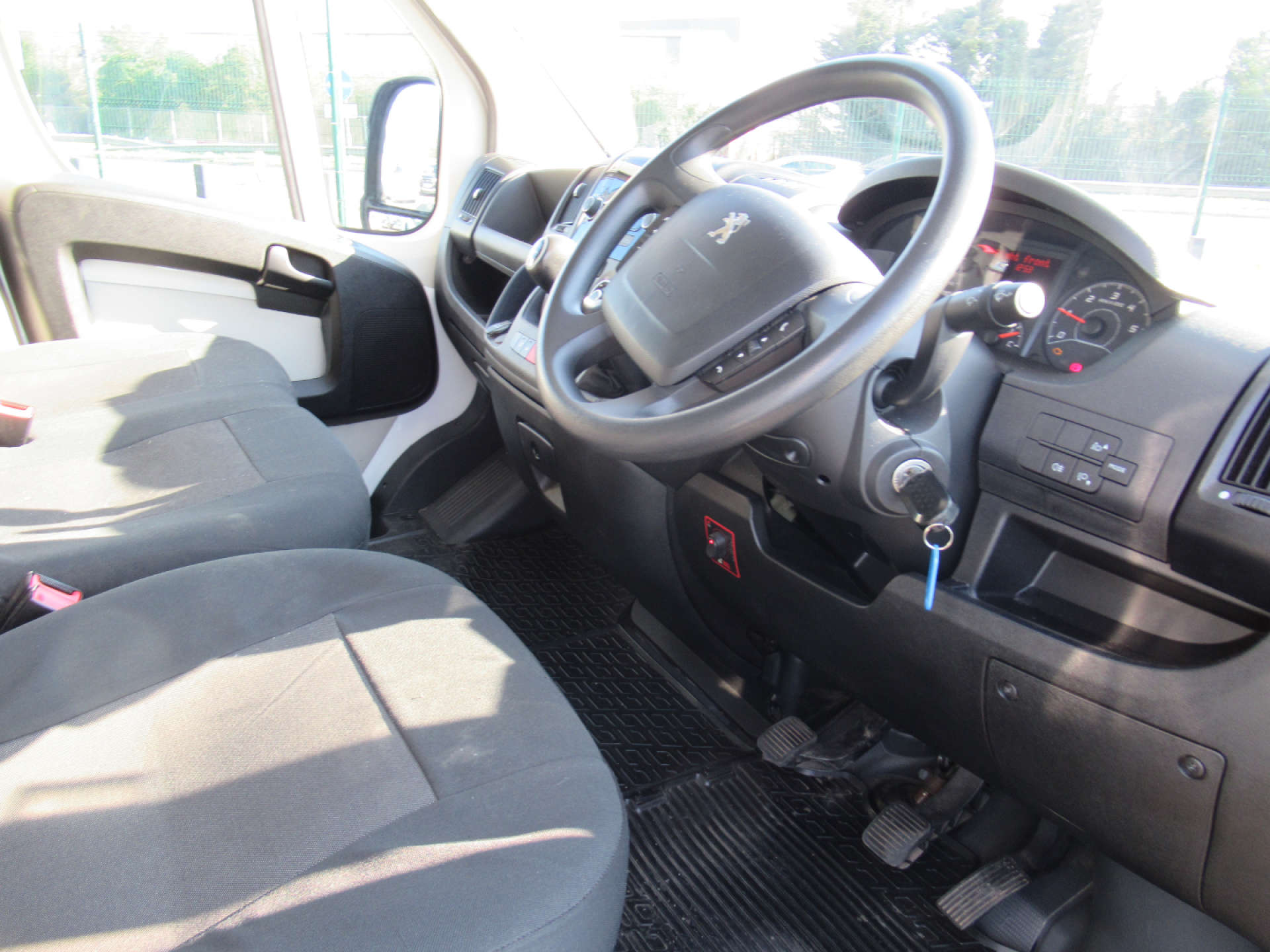 PEUGEOT BOXER 2.0 BlueHDi 335 Built for Business Luton 3dr Diesel Manual L4 Euro 6 (130 ps) #12
