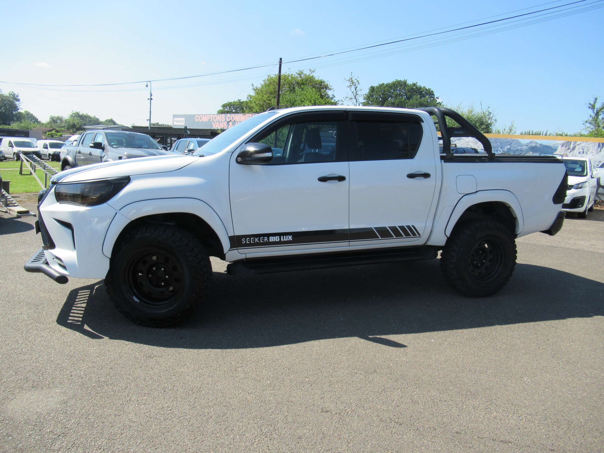 TOYOTA HILUX 2.4 HI-Luxury Icon D-4D 4WD Double Cab 4WD 5dr #2