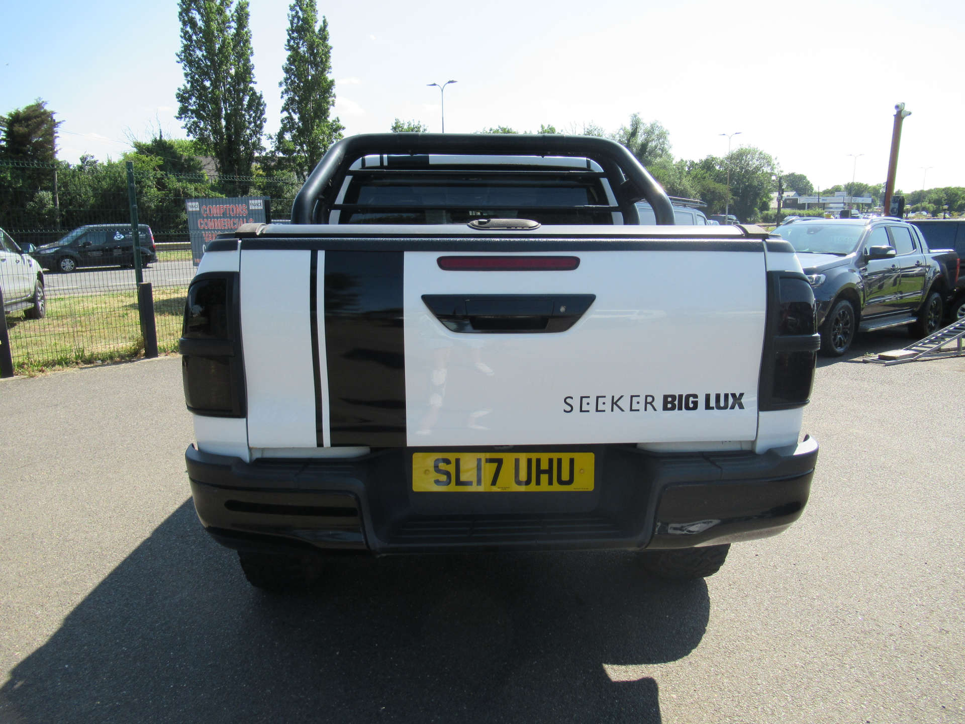 TOYOTA HILUX 2.4 HI-Luxury Icon D-4D 4WD Double Cab 4WD 5dr #9