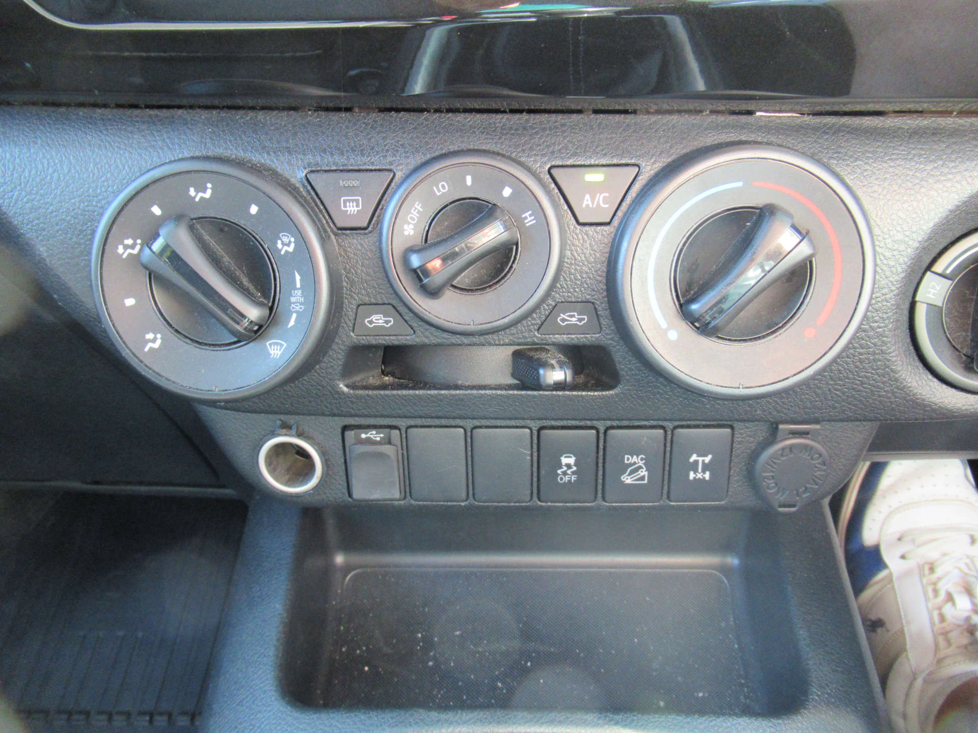 TOYOTA HILUX 2.4 HI-Luxury Icon D-4D 4WD Double Cab 4WD 5dr #17