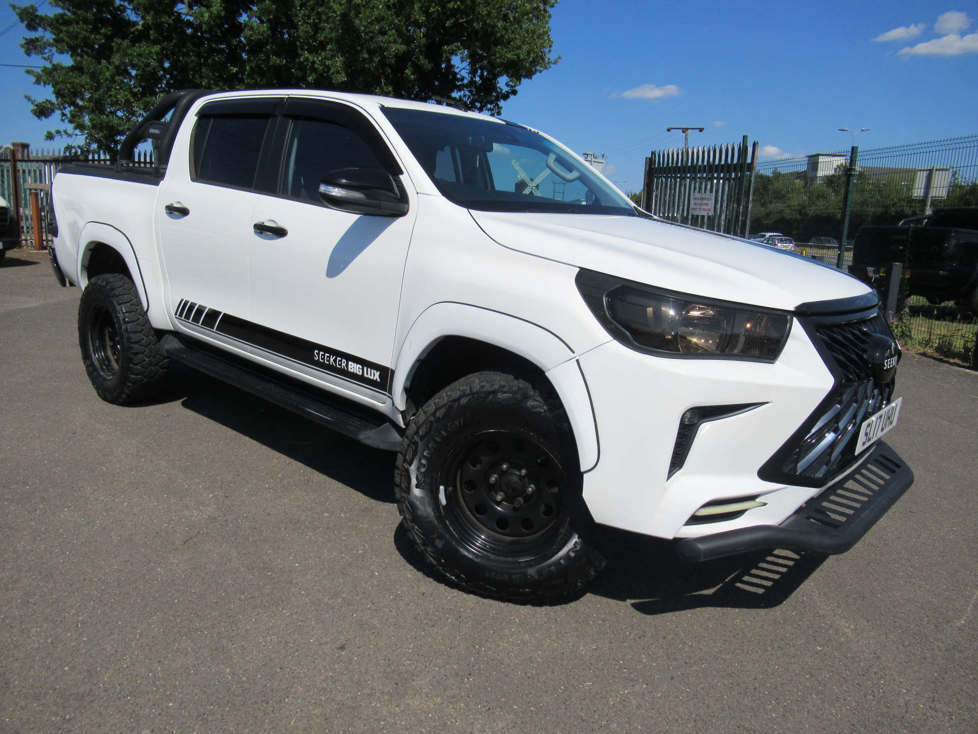 TOYOTA HILUX 2.4 HI-Luxury Icon D-4D 4WD Double Cab 4WD 5dr #26