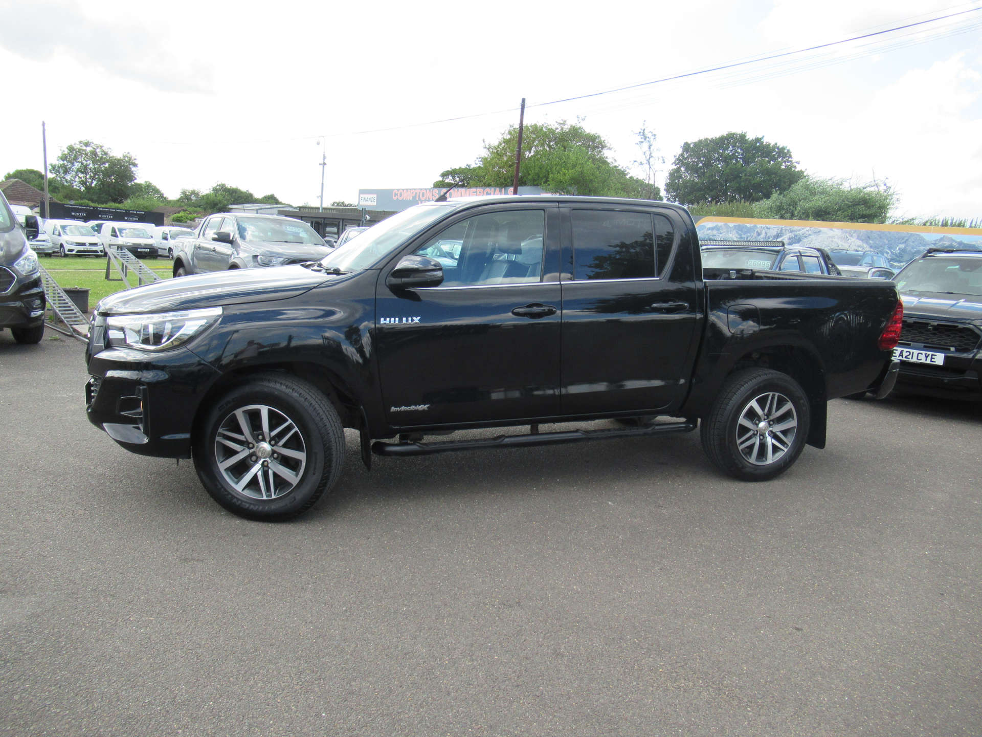 TOYOTA HILUX 2.4 HI-Luxury Invincible X D-4D 4WD Double Cab Auto 4WD 5dr #2