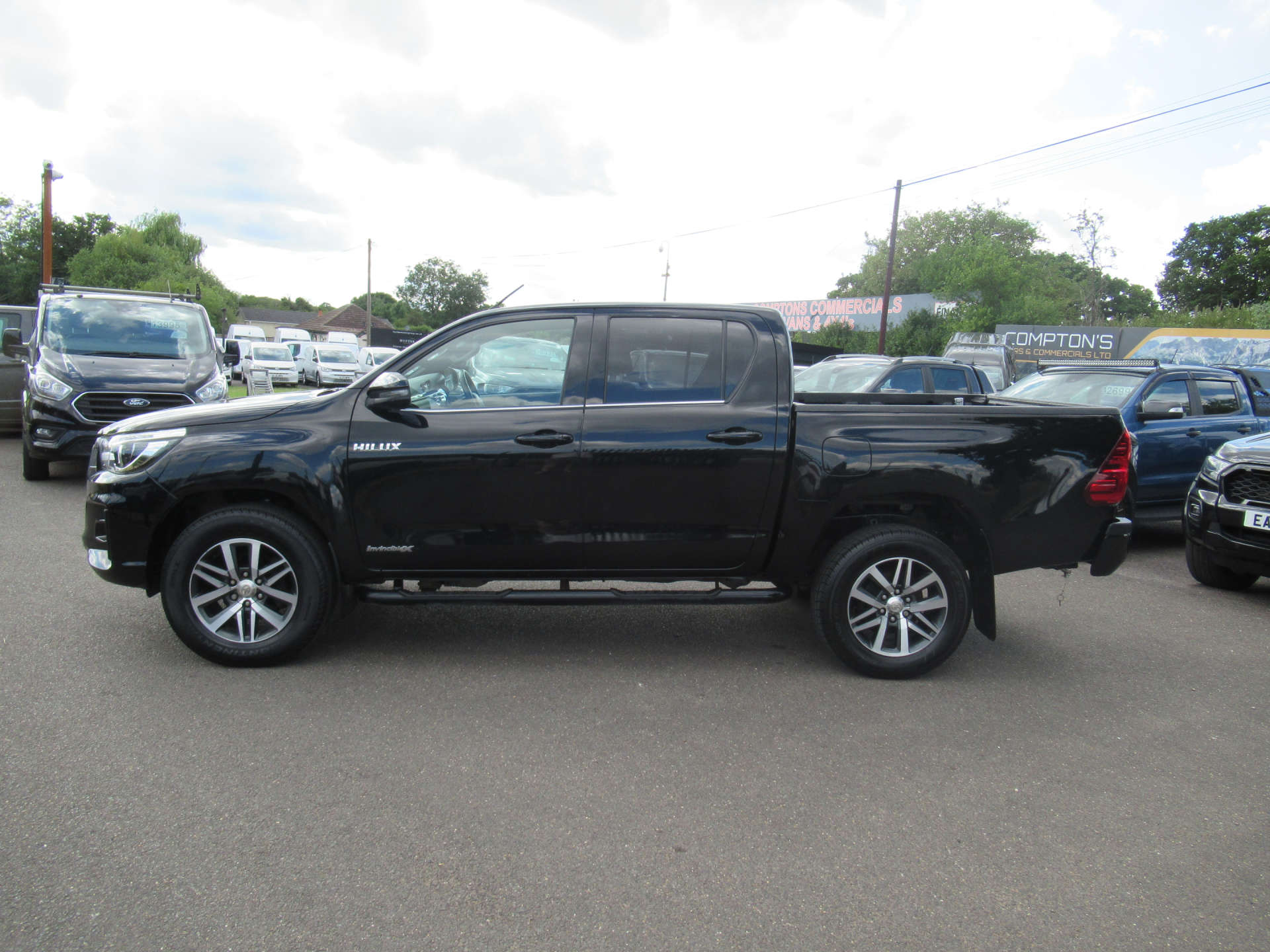 TOYOTA HILUX 2.4 HI-Luxury Invincible X D-4D 4WD Double Cab Auto 4WD 5dr #3
