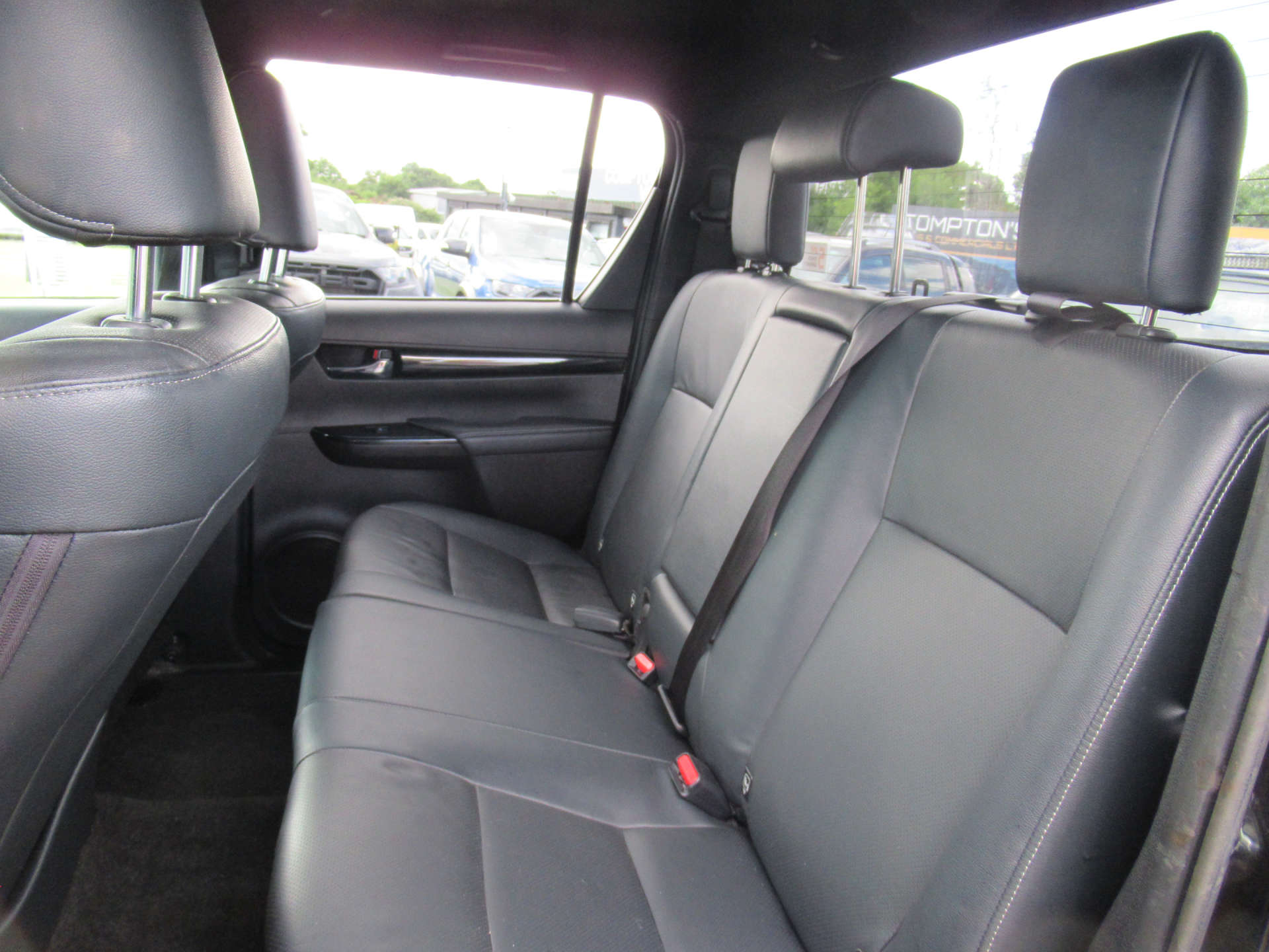 TOYOTA HILUX 2.4 HI-Luxury Invincible X D-4D 4WD Double Cab Auto 4WD 5dr #5