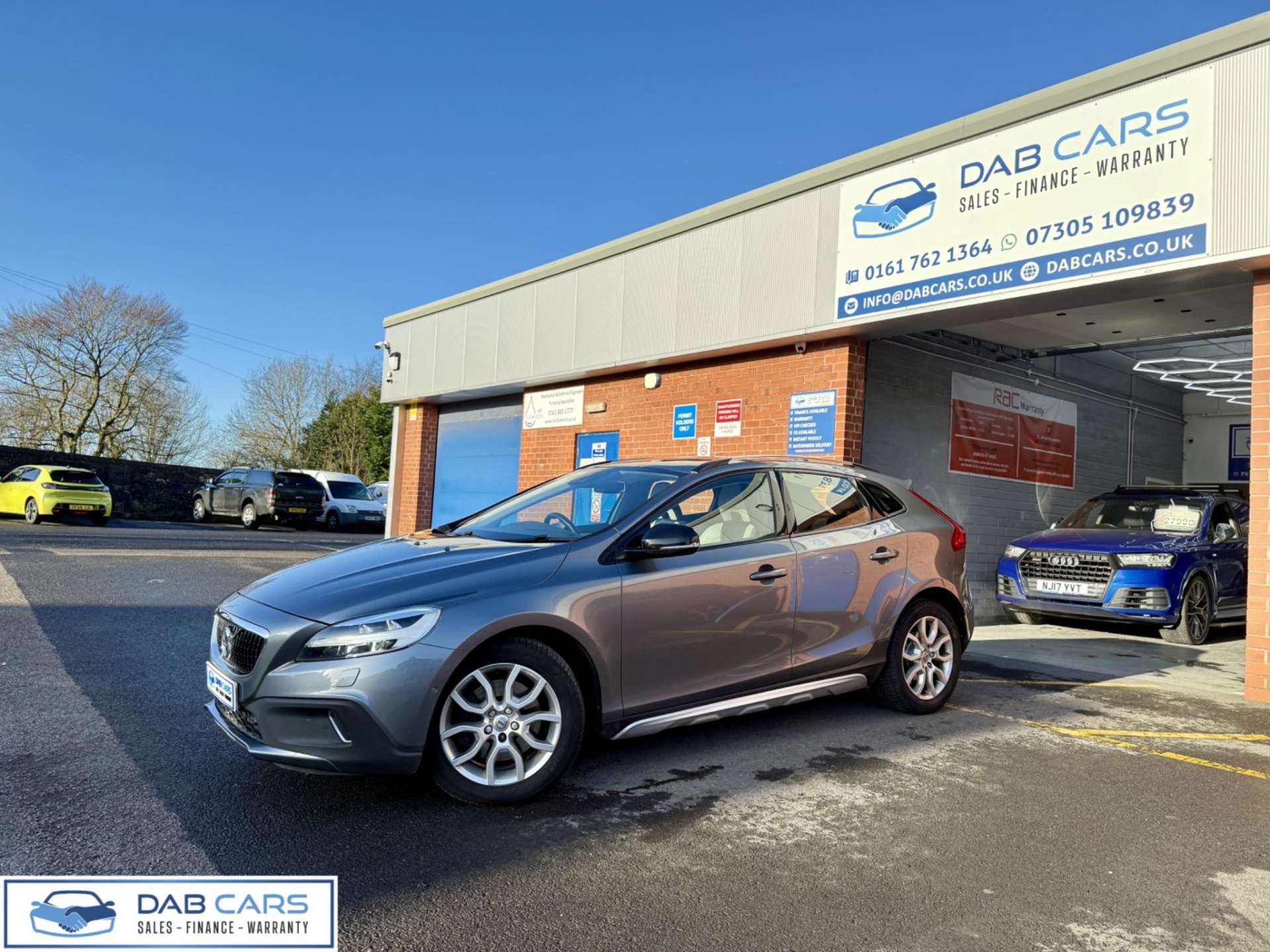 Volvo V40 Cross Country 2.0 T5 Pro Auto AWD Euro 6 (s/s) 5dr #1